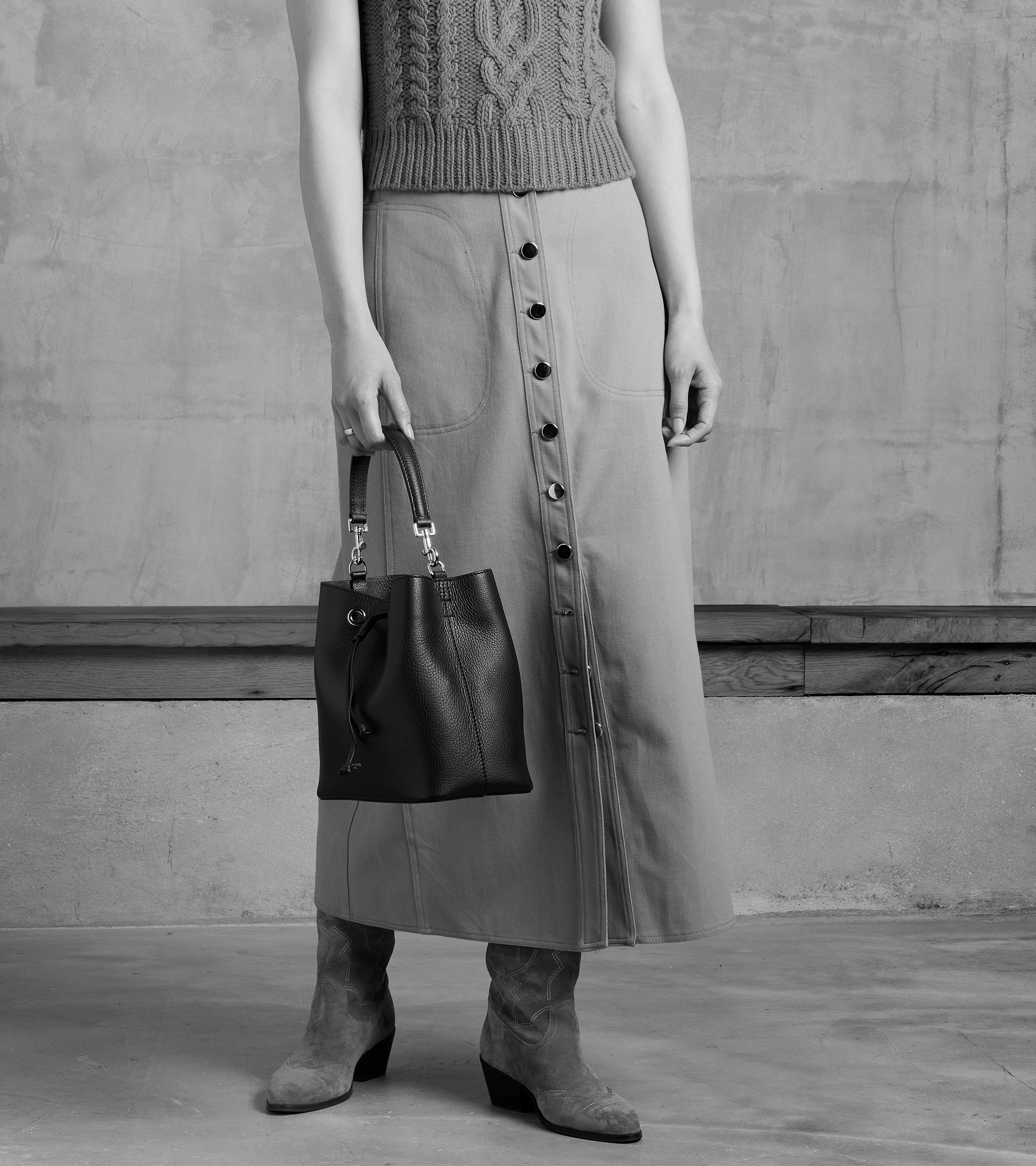 Bucket Bag Louise aus genarbtem Leder