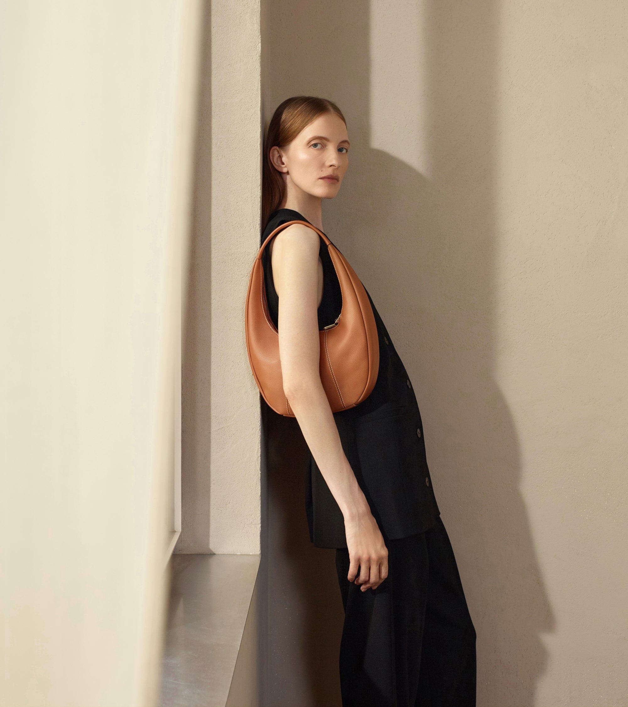 Mittelgroße Hobo-Tasche Modell Juliette aus genarbtem Leder