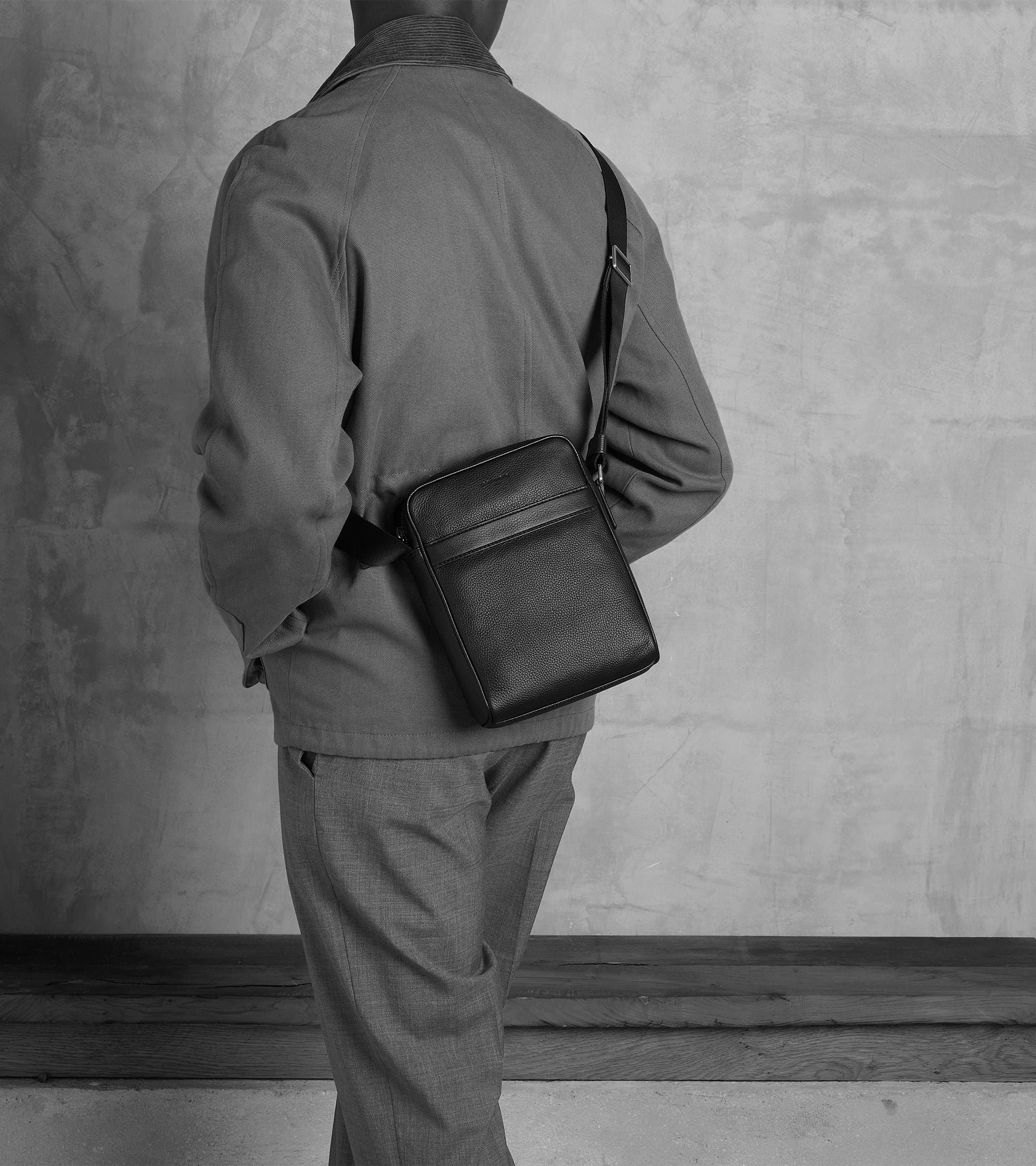 Mittelgroße Umhängetasche Charles aus genarbtem Leder