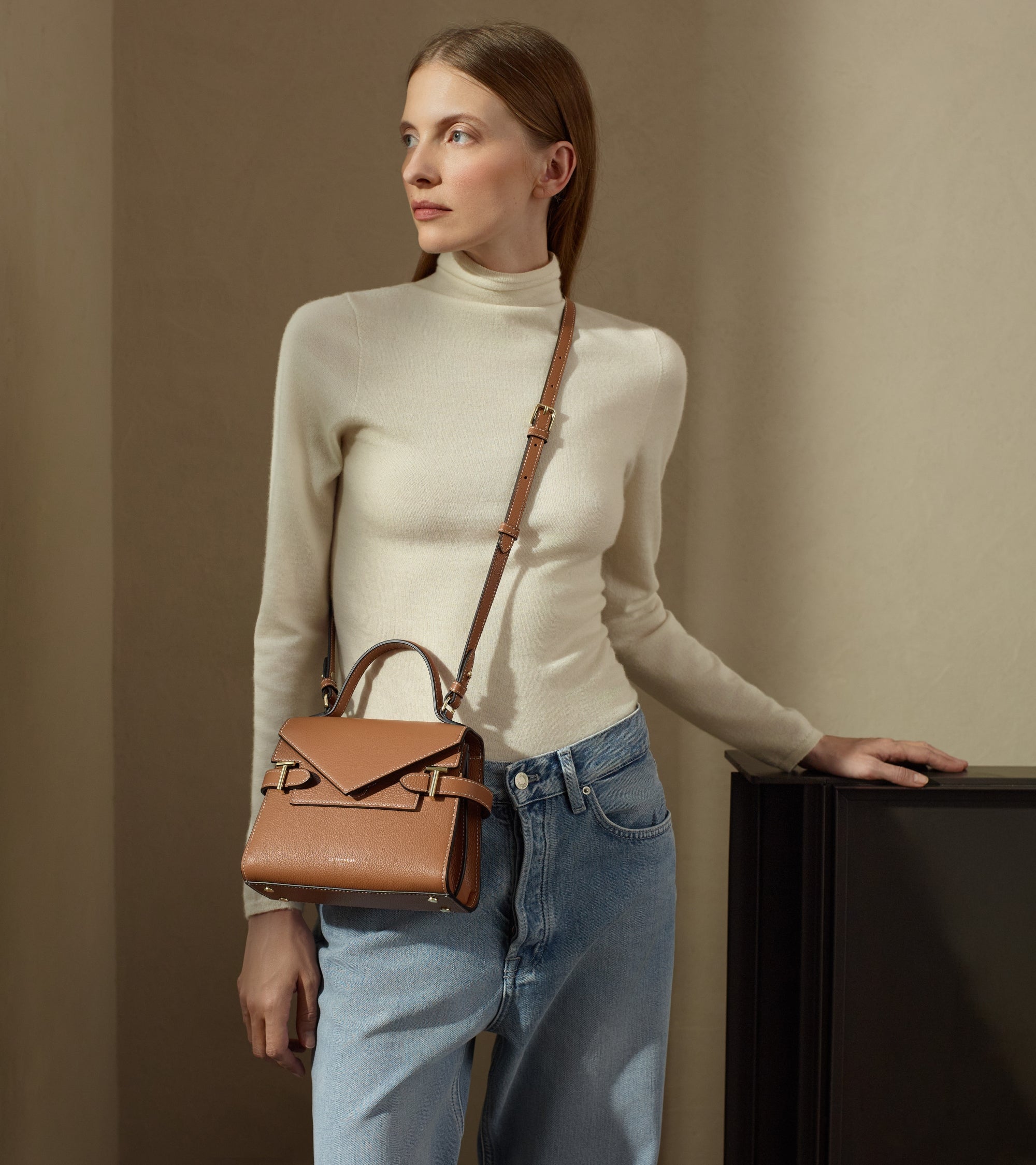 Kleine Handtasche Emilie aus genarbtem Leder mit Doppelklappe