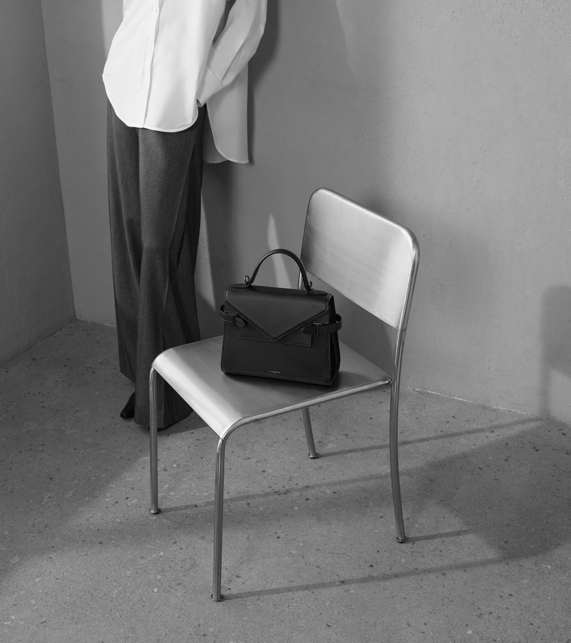 Mittelgroße Handtasche Emilie aus genarbtem Leder mit Doppelklappe