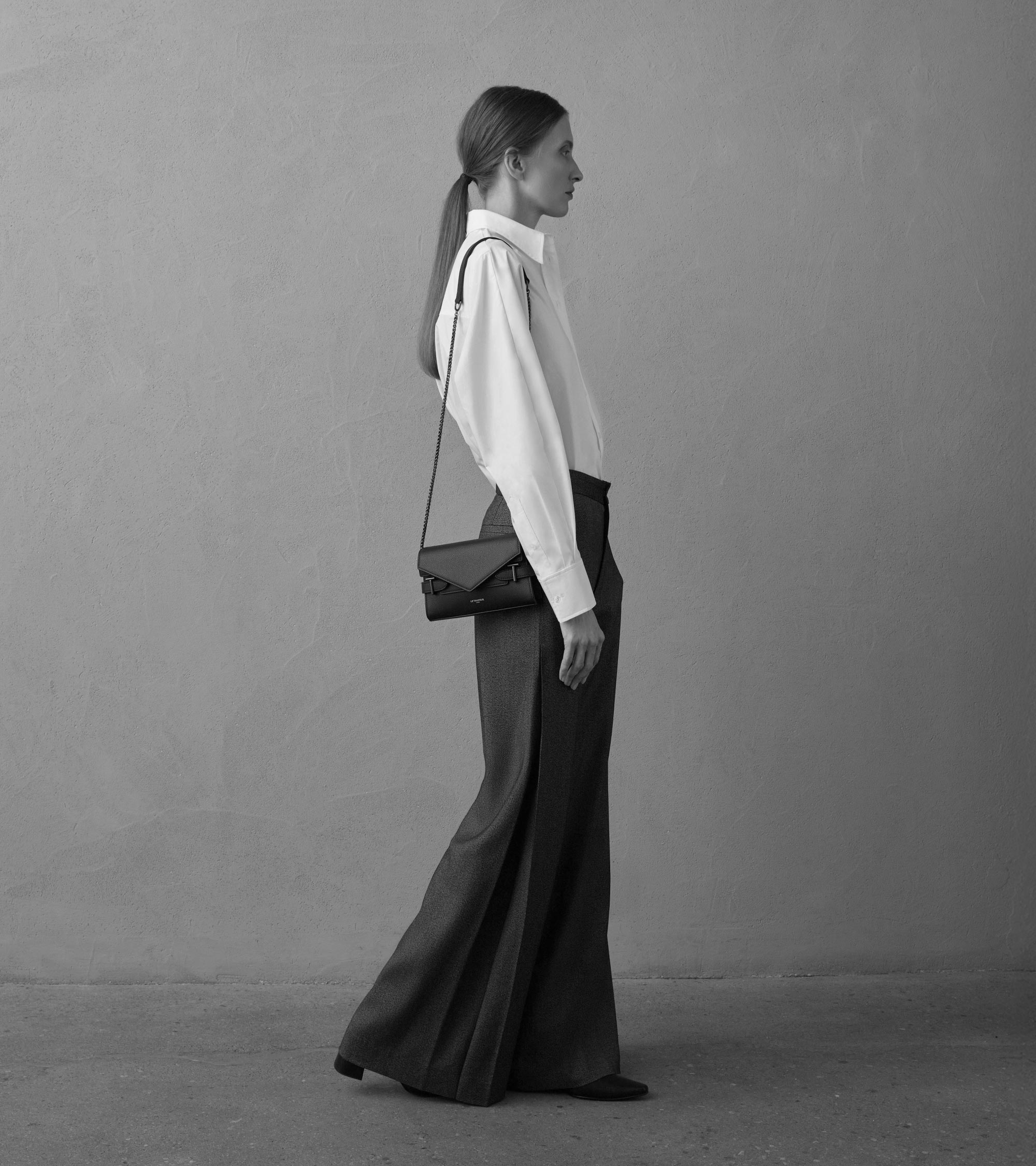 Kleine Handtasche mit Doppelklappe Emilie aus genarbtem Leder