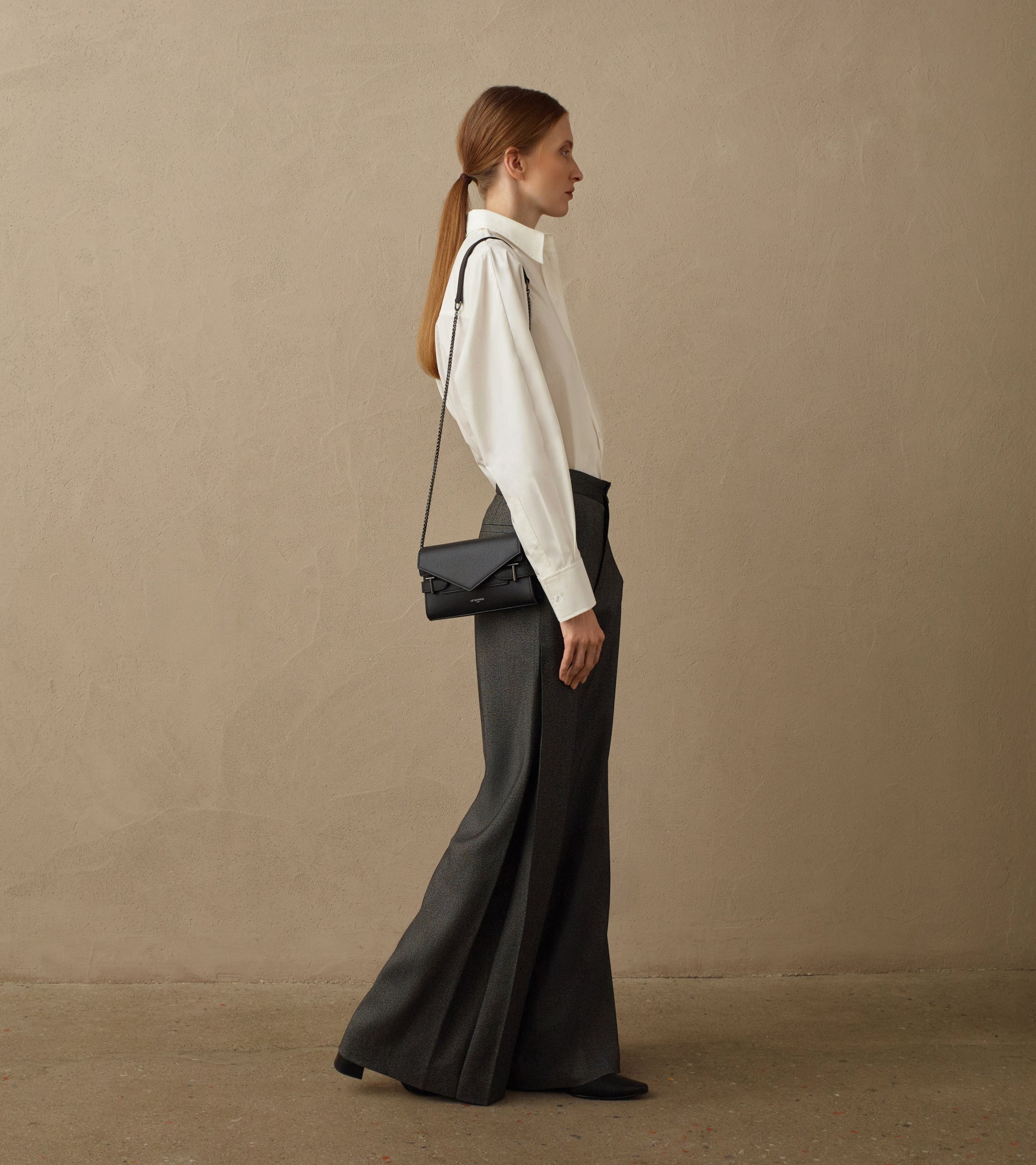 Kleine Handtasche mit Doppelklappe Emilie aus genarbtem Leder