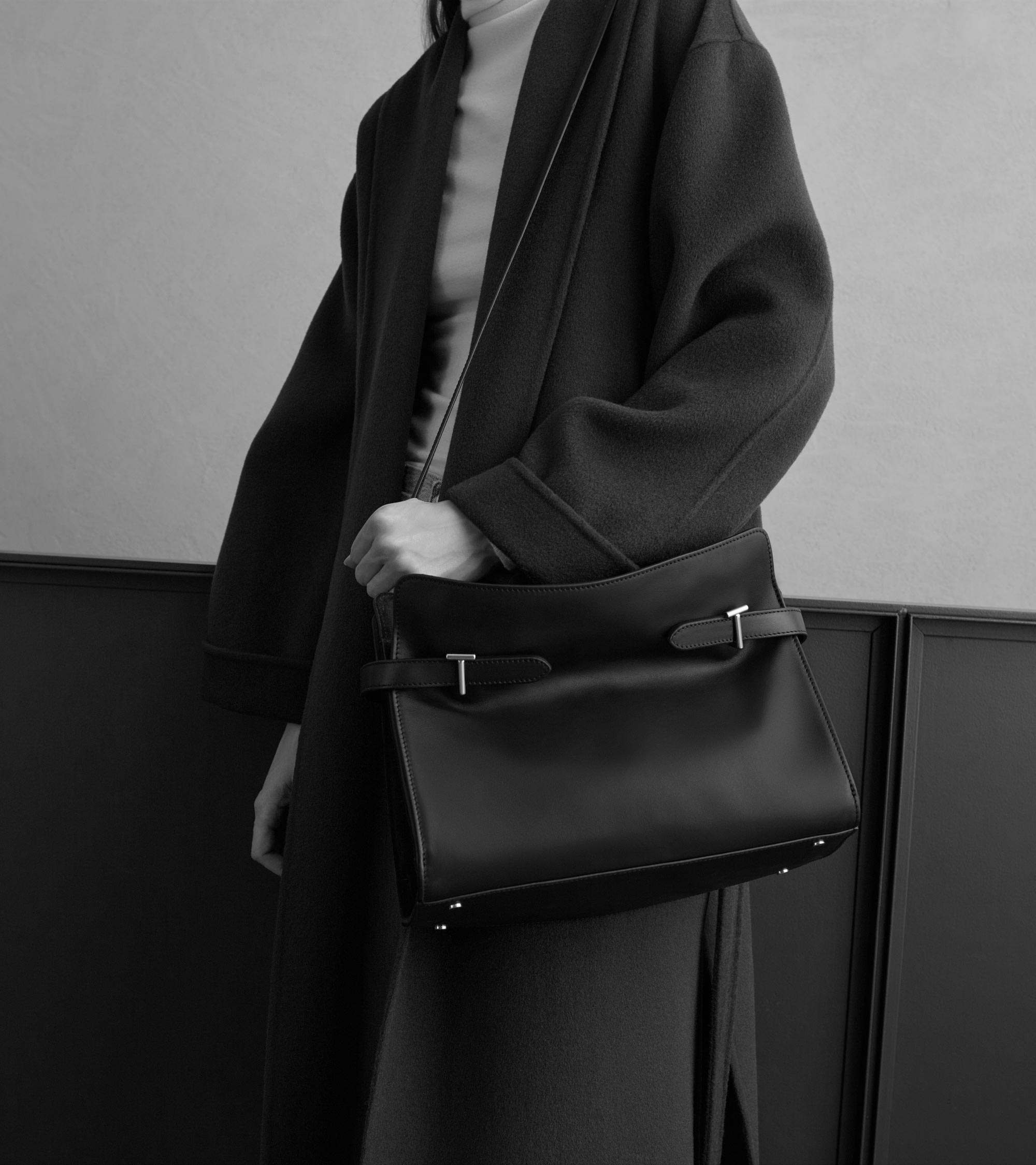 Schultertasche großes Modell Emie aus glattem Leder und Nubukleder