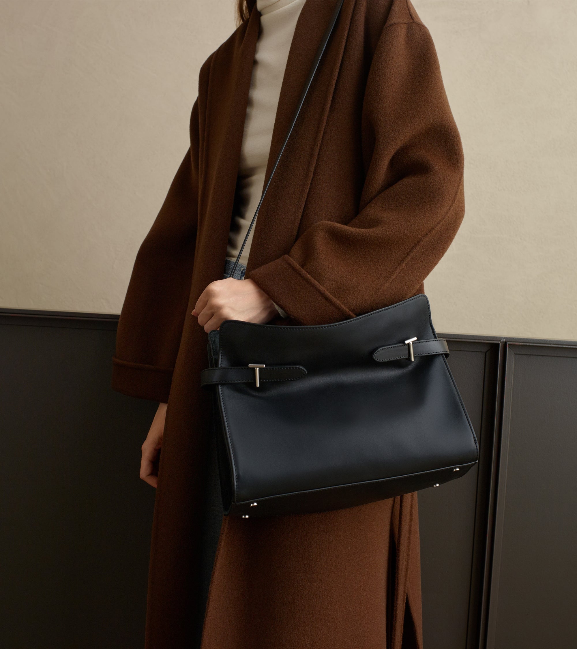 Große Emie Schultertasche aus glattem Leder und Nubuk.