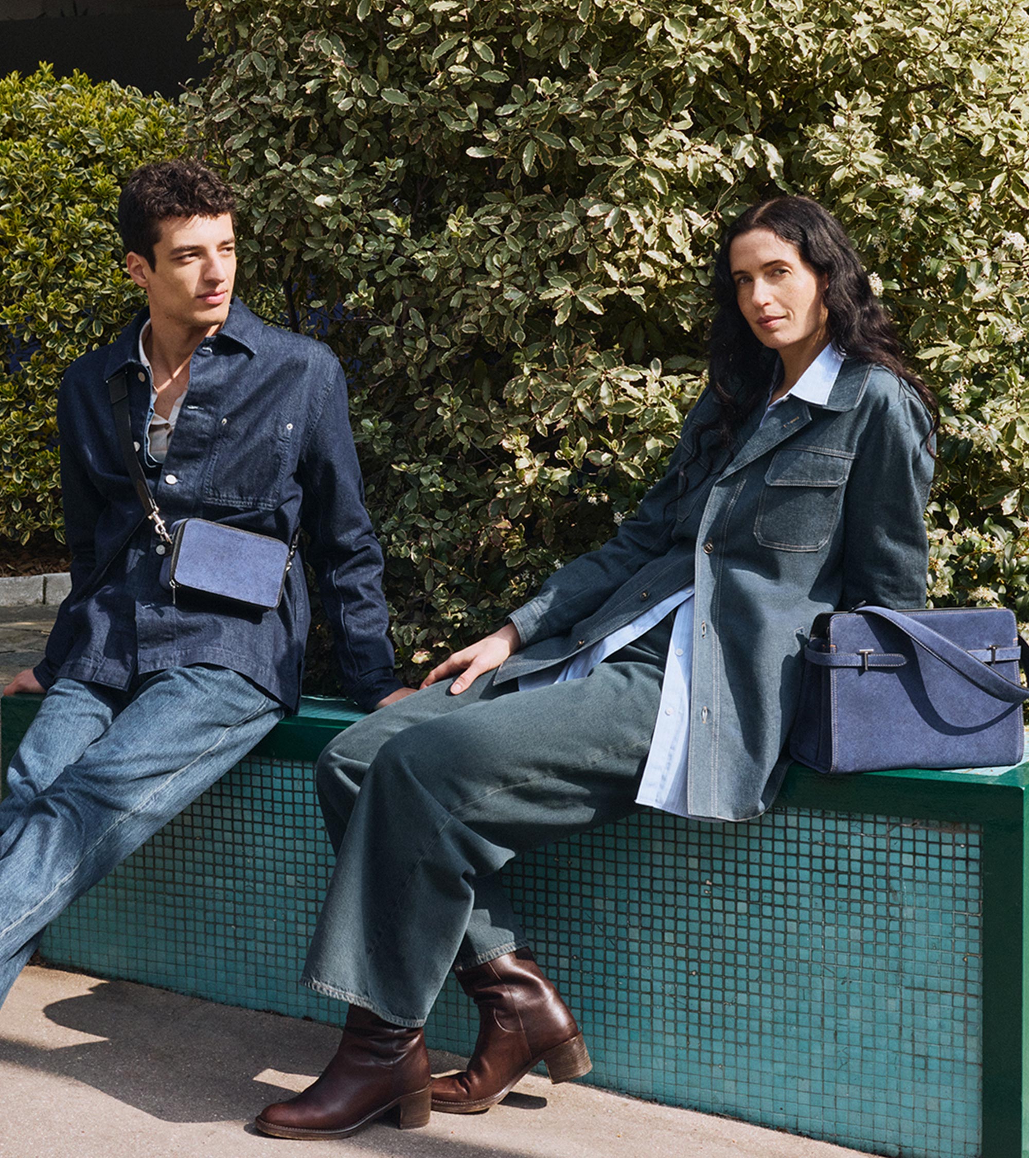 Schultertasche großes Modell Emie aus Wildleder mit Denim-Effekt