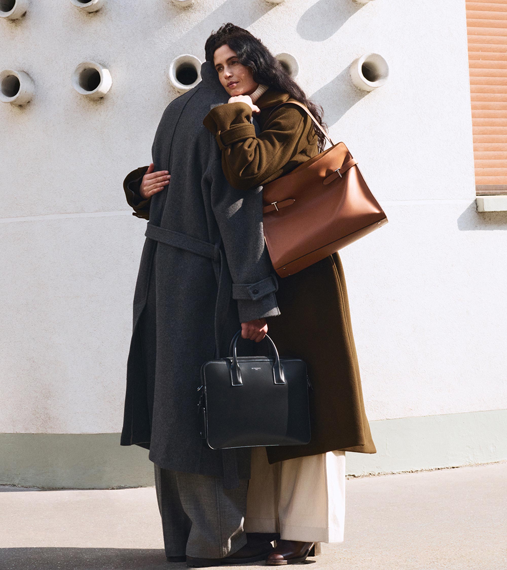 Schultertasche Maxi-Modell Emie aus glattem Leder und Nubukleder