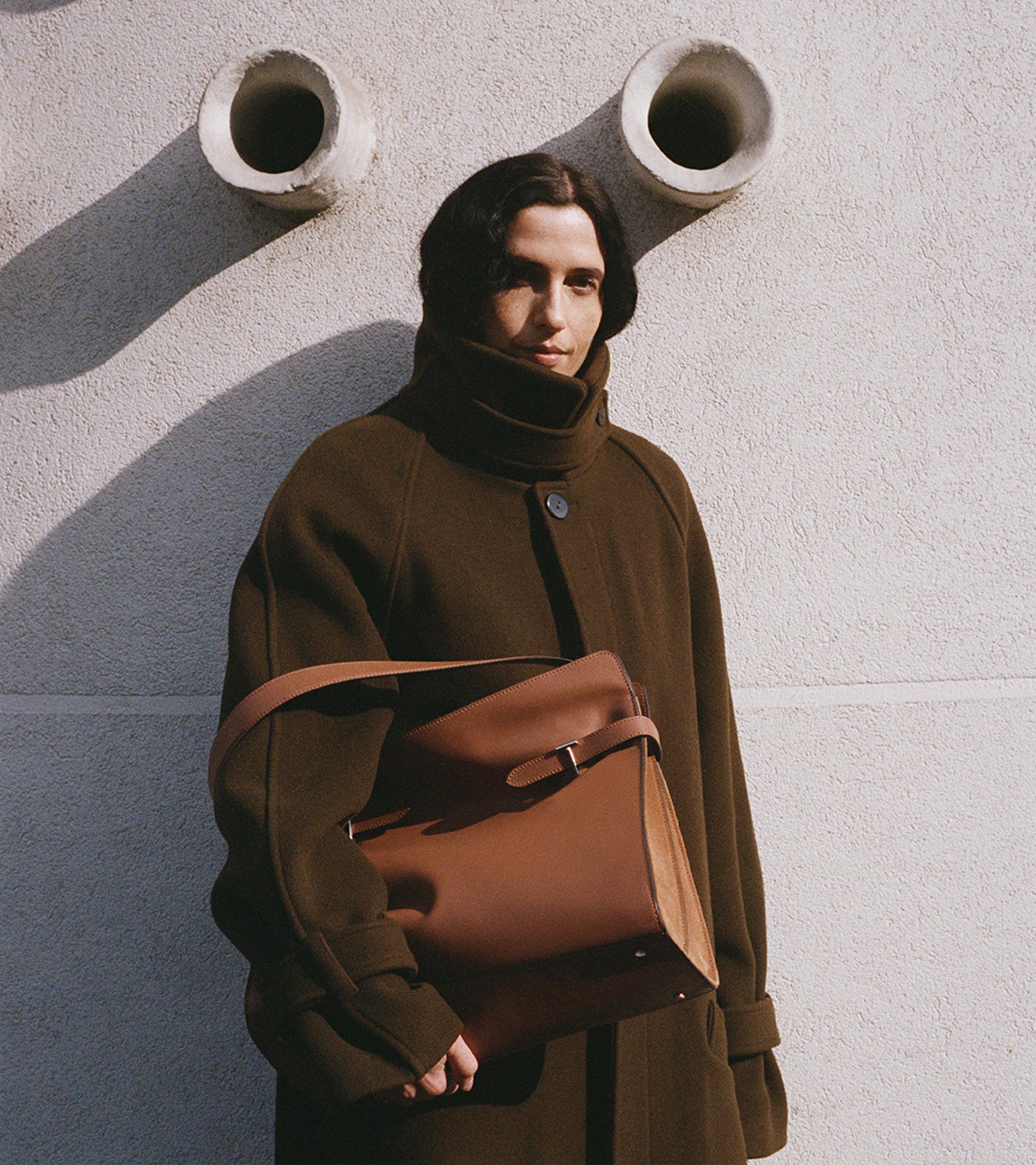 Schultertasche Maxi-Modell Emie aus glattem Leder und Nubukleder