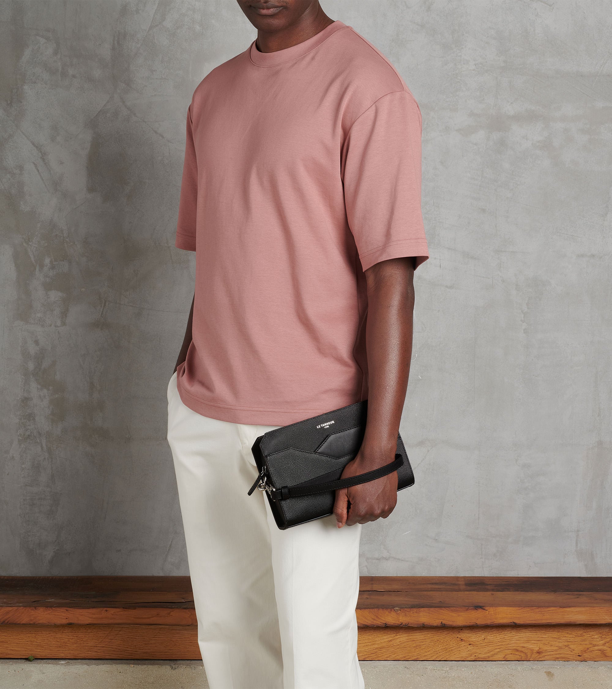 Kleine Tasche Gaston aus genarbtem Kreuzleder mit Handschlaufe