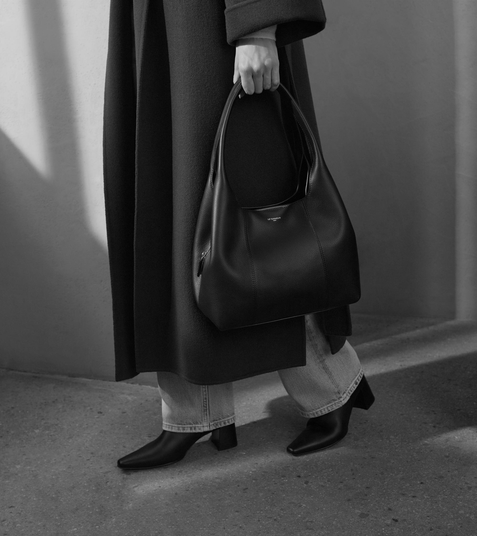 Mittelgroße Schultertasche Modell Juliette aus genarbtem Leder