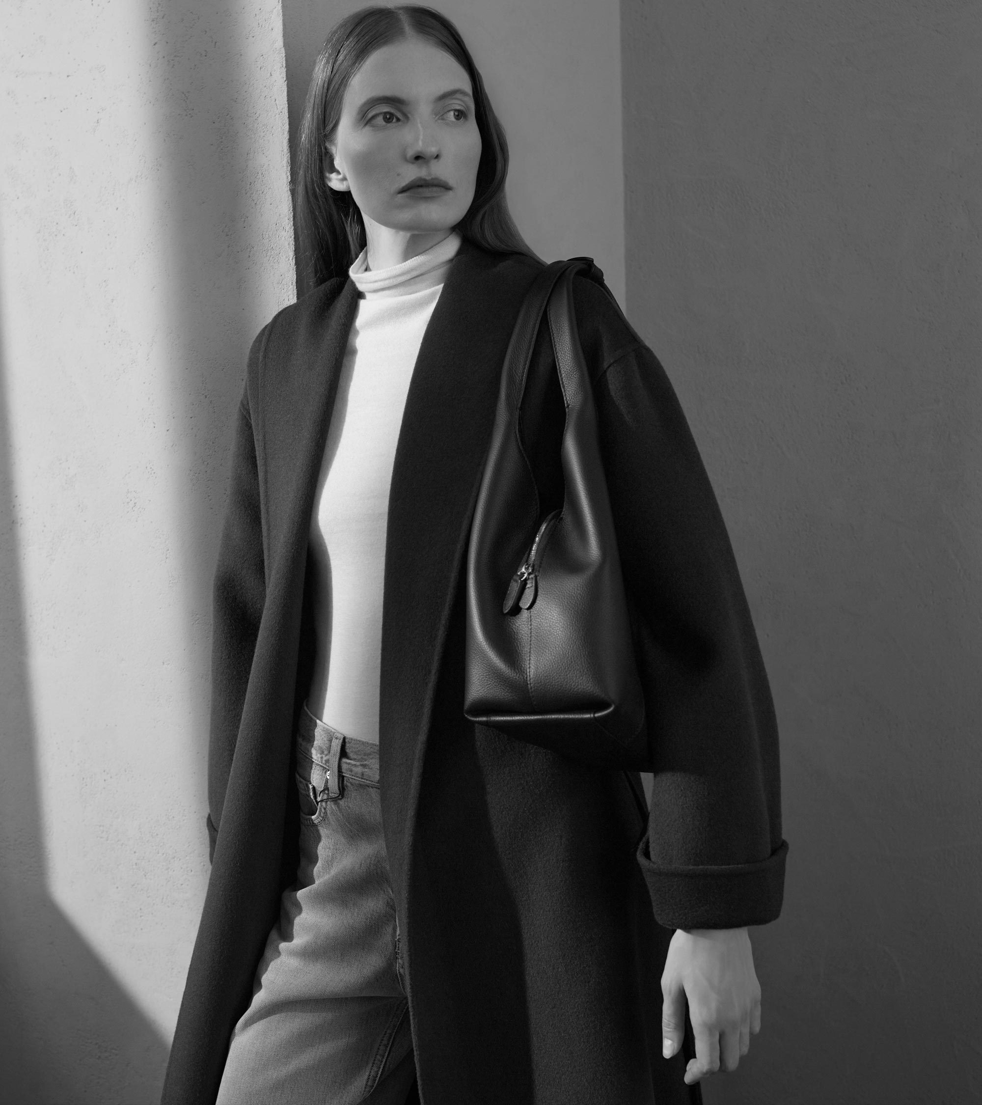 Mittelgroße Schultertasche Modell Juliette aus genarbtem Leder