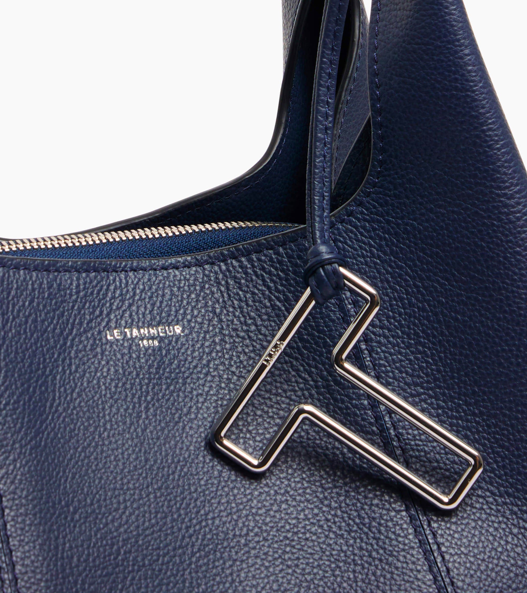 Mittelgroße Schultertasche Modell Juliette aus genarbtem Leder