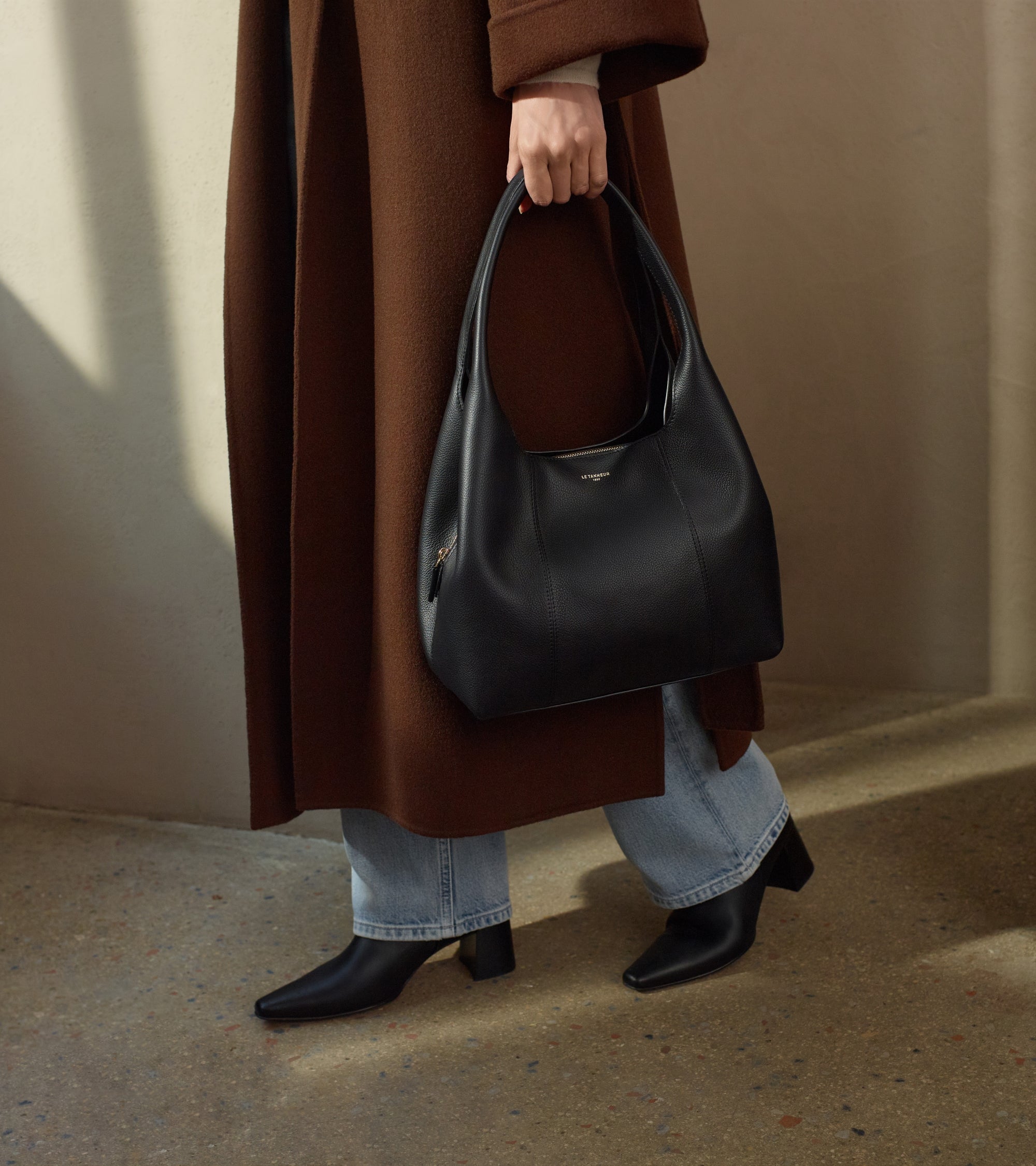 Mittelgroße Schultertasche Modell Juliette aus genarbtem Leder