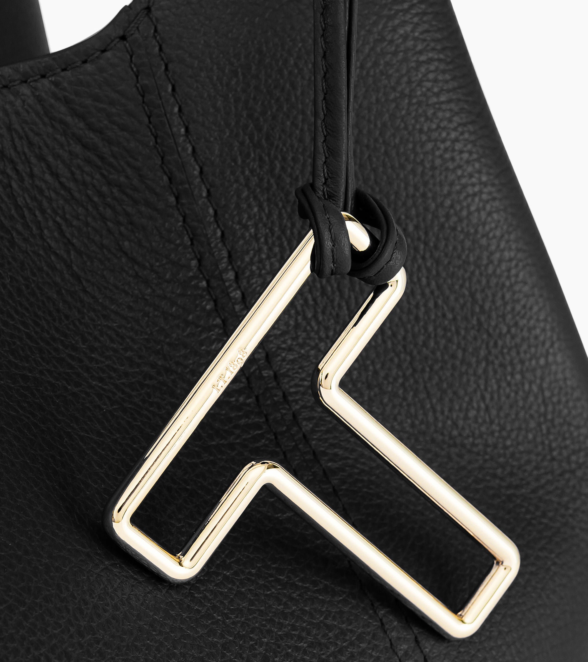 Mittelgroße Schultertasche Modell Juliette aus genarbtem Leder