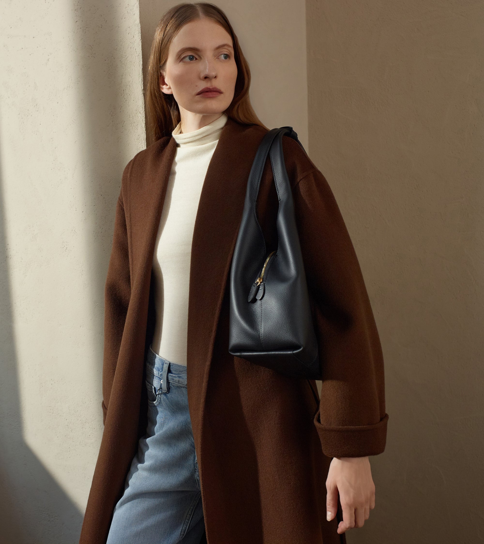 Mittelgroße Schultertasche Modell Juliette aus genarbtem Leder