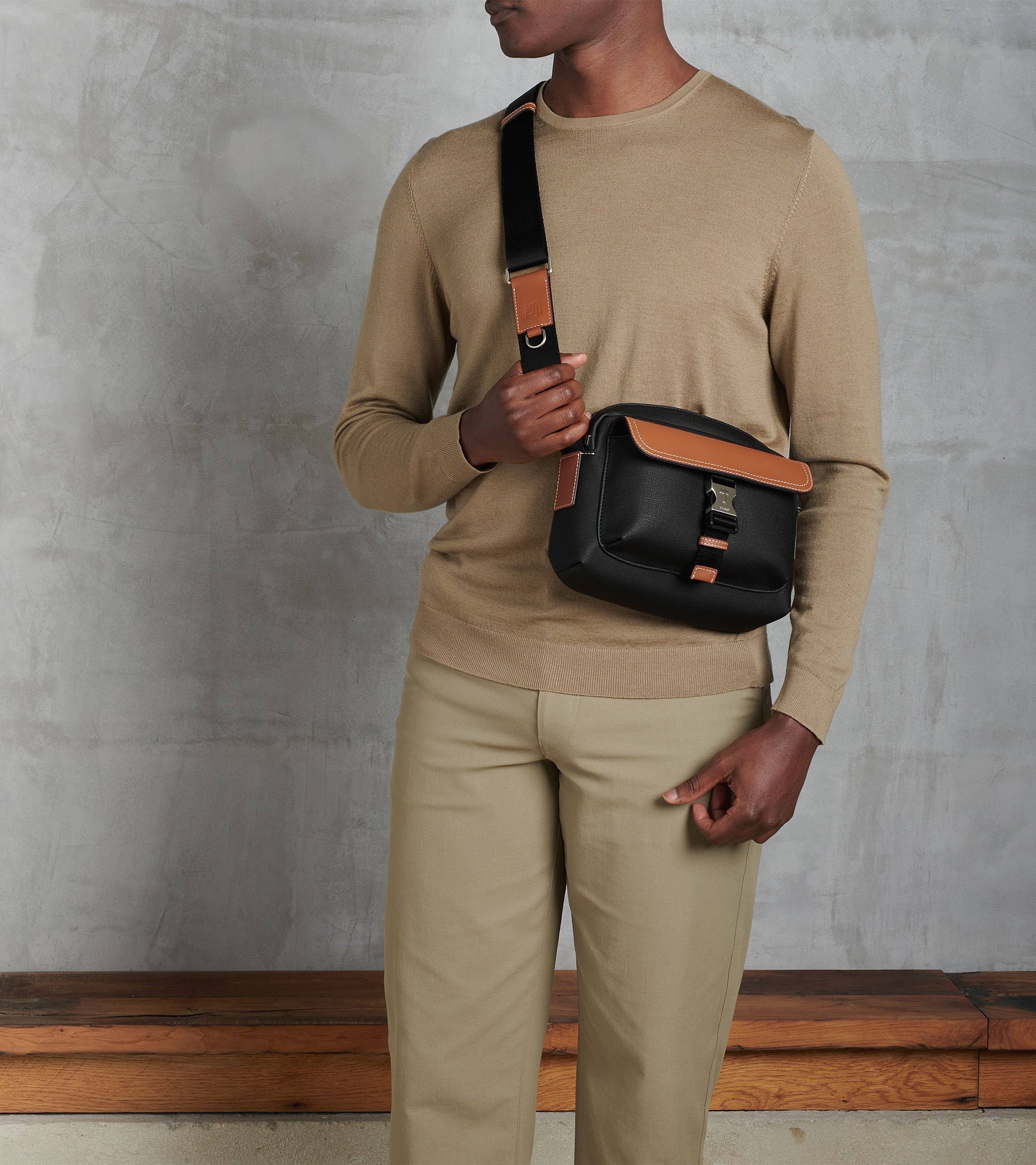 Kleine Umhängetasche Maurice aus beschichtetem Canvas Schwarz & tan