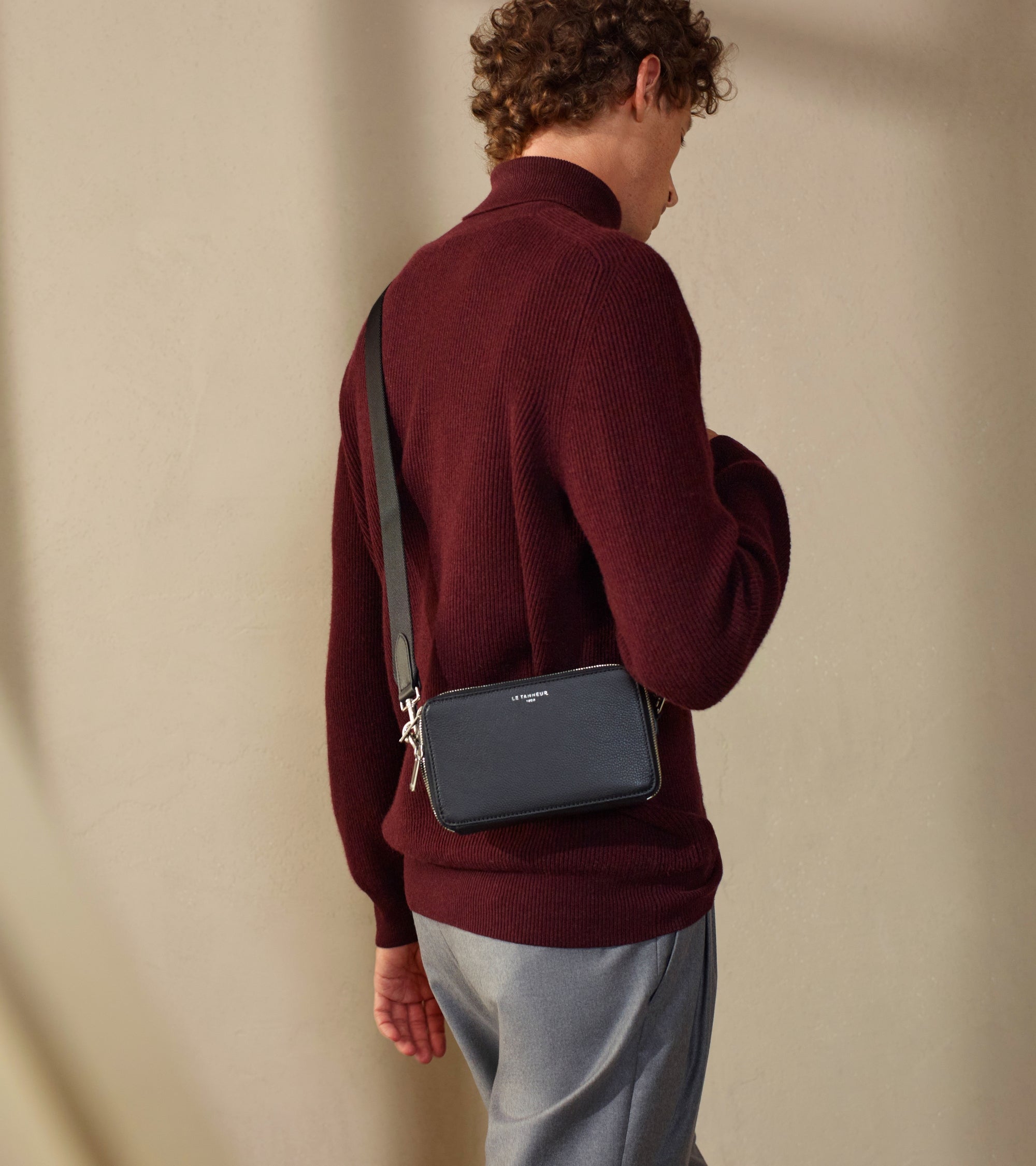 Kleine Umhängetasche Emile aus genarbtem Leder mit 2 Fächern