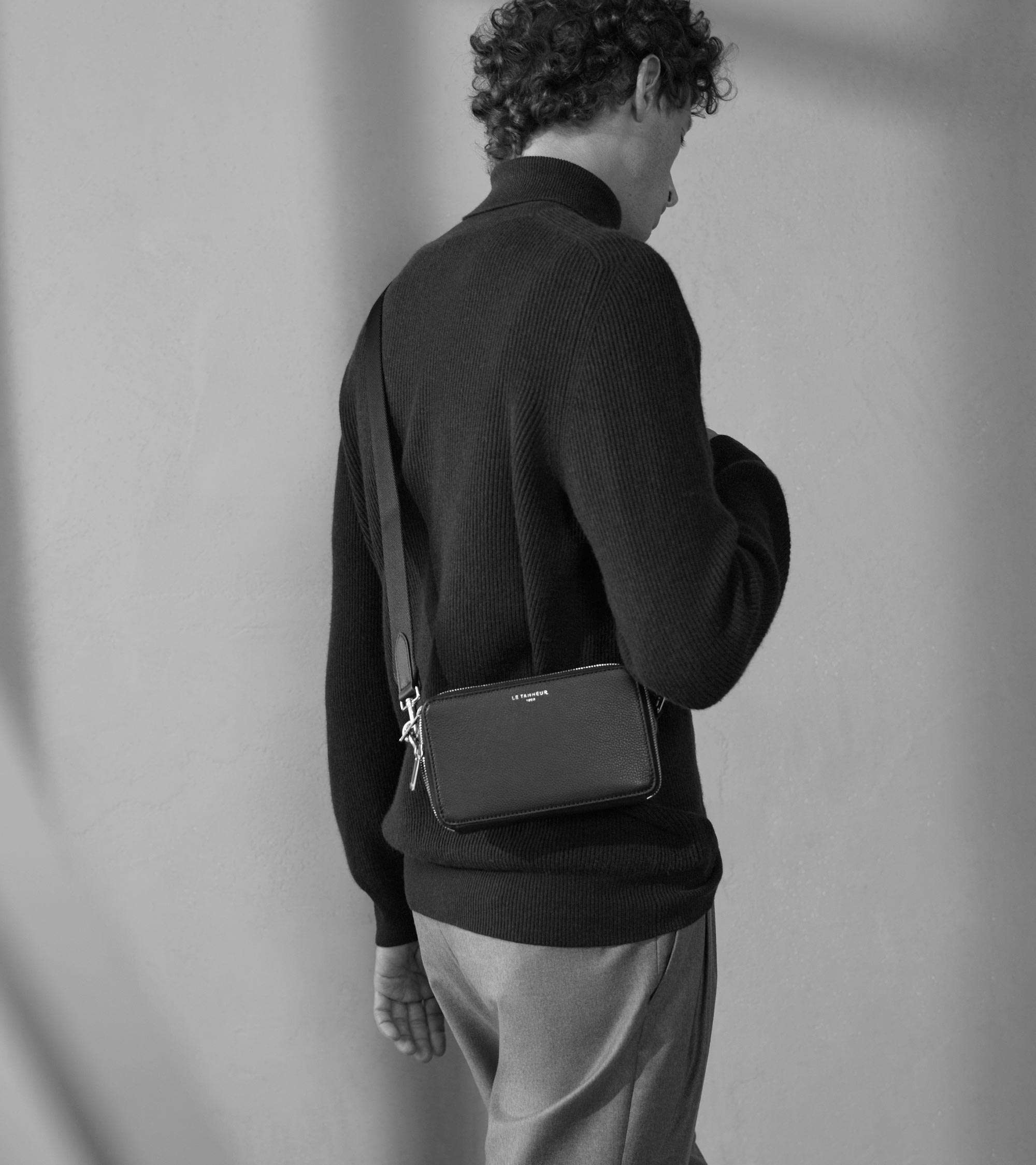 Kleine Umhängetasche Emile aus genarbtem Leder mit 2 Fächern