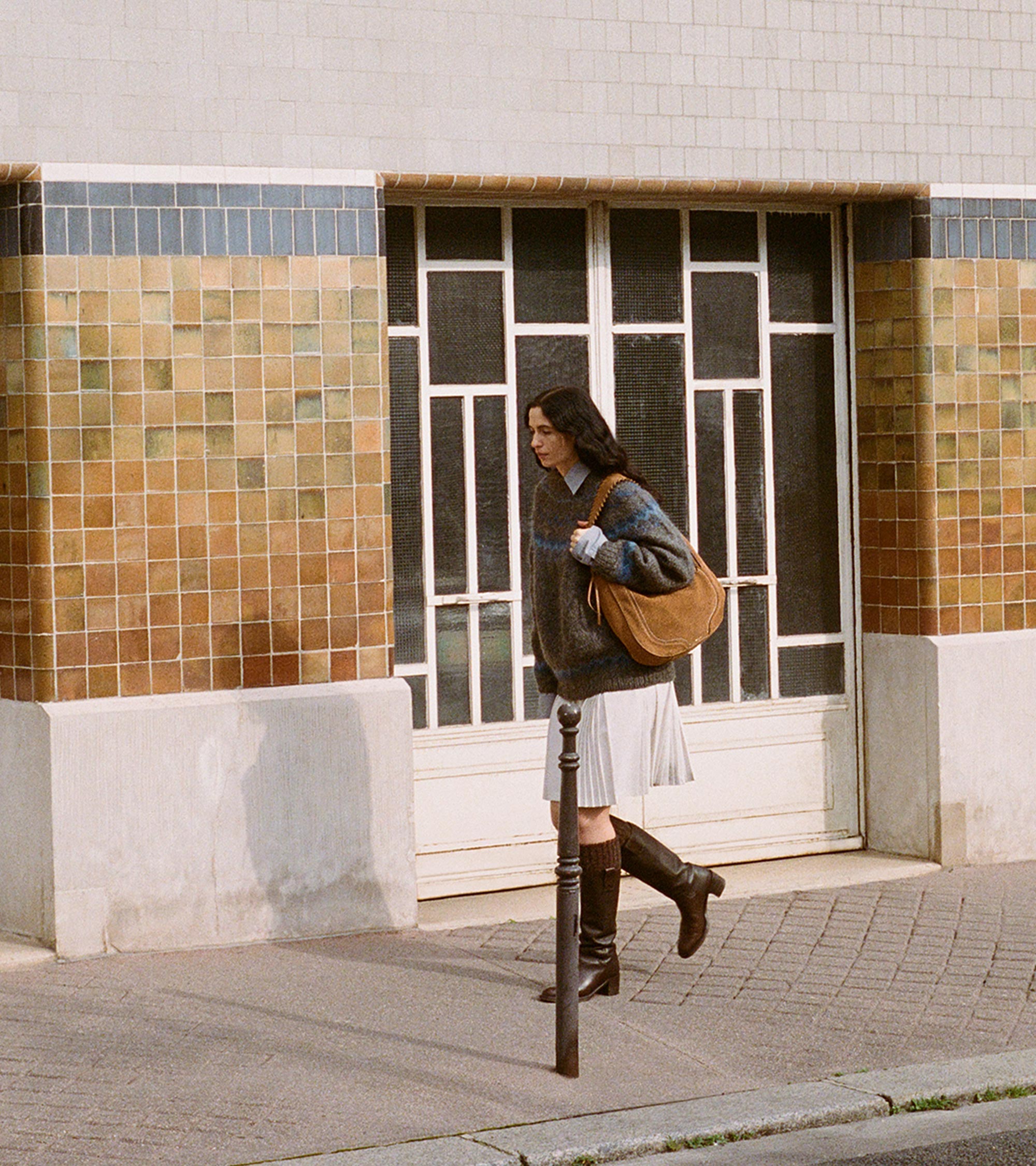 Mittelgroße Hobo-Tasche Ella aus genarbtem Leder und Nubuk