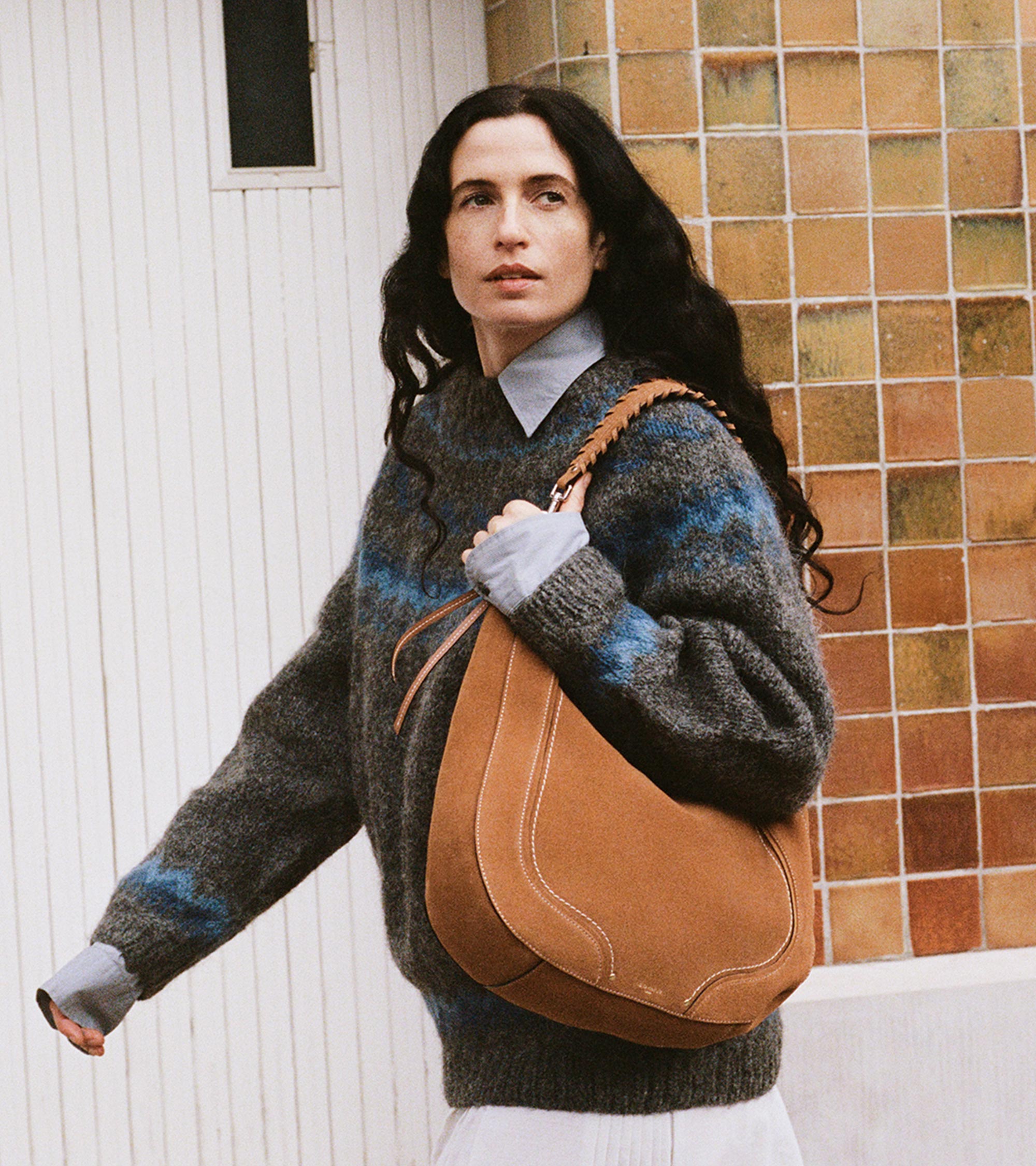 Mittelgroße Hobo-Tasche Ella aus genarbtem Leder und Nubuk