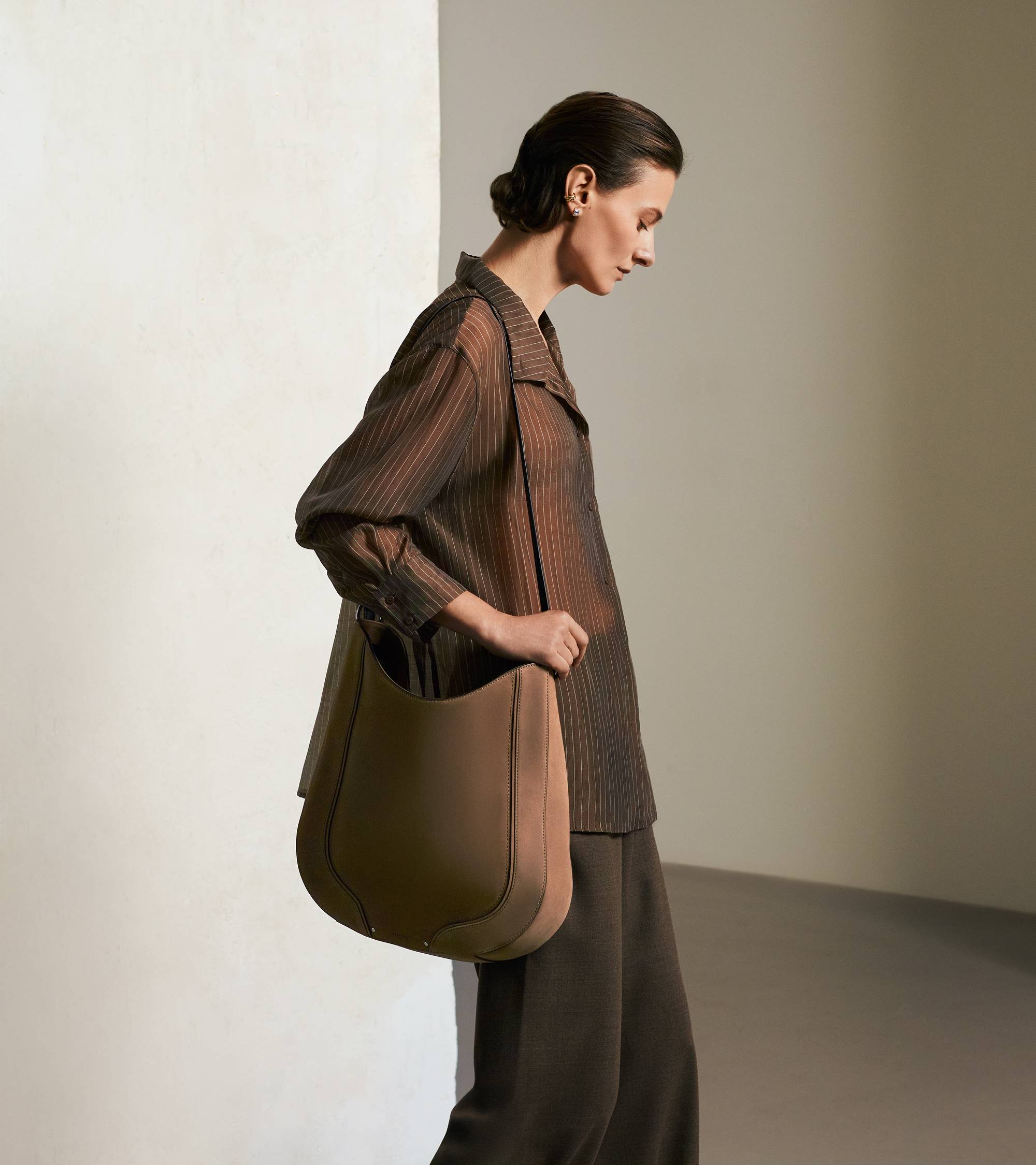 Mittelgroße Hobo-Tasche Juliette aus Glattleder und Nubukleder