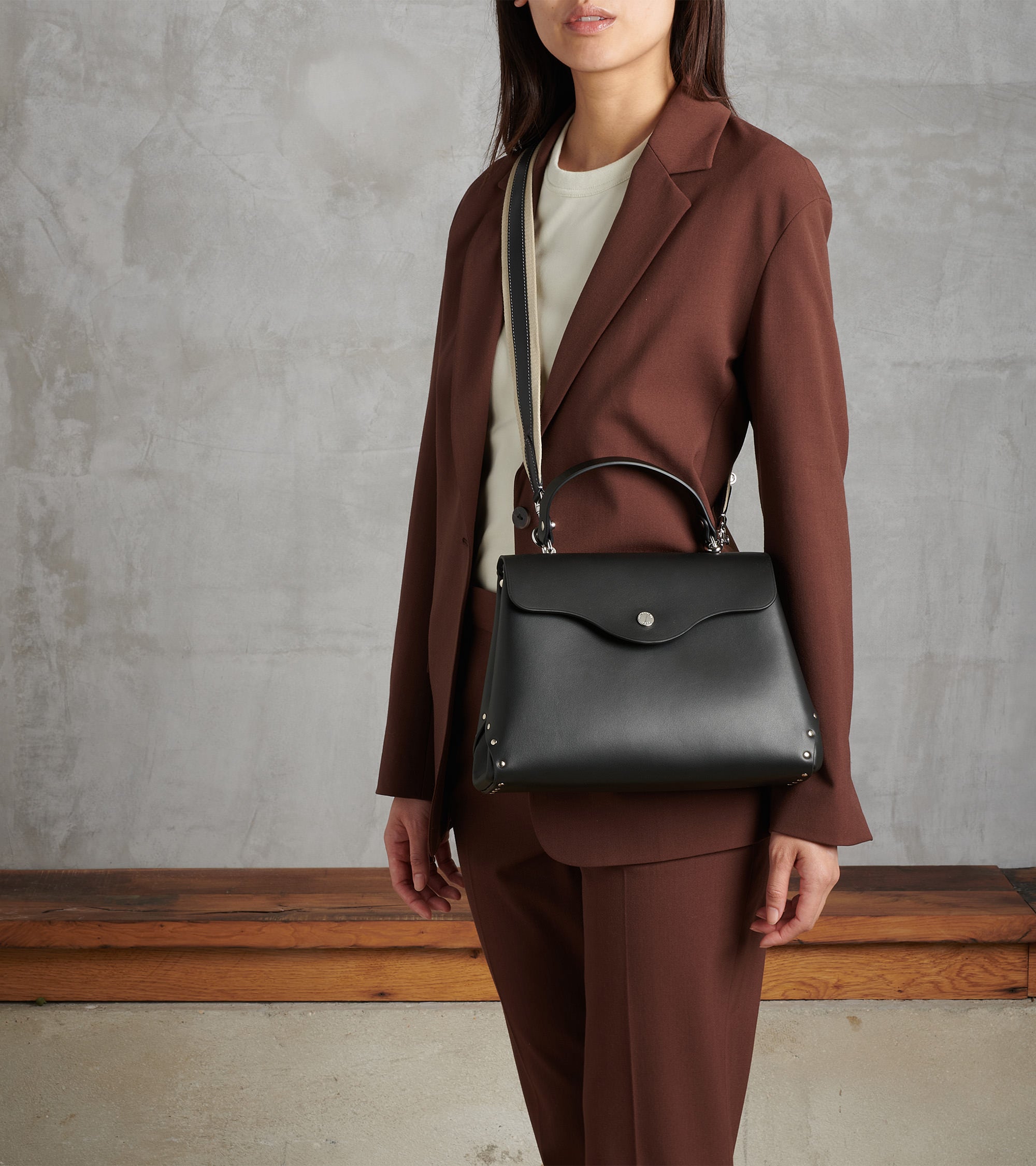 Mittelgroße Handtasche Modell Sans Couture aus Glattleder