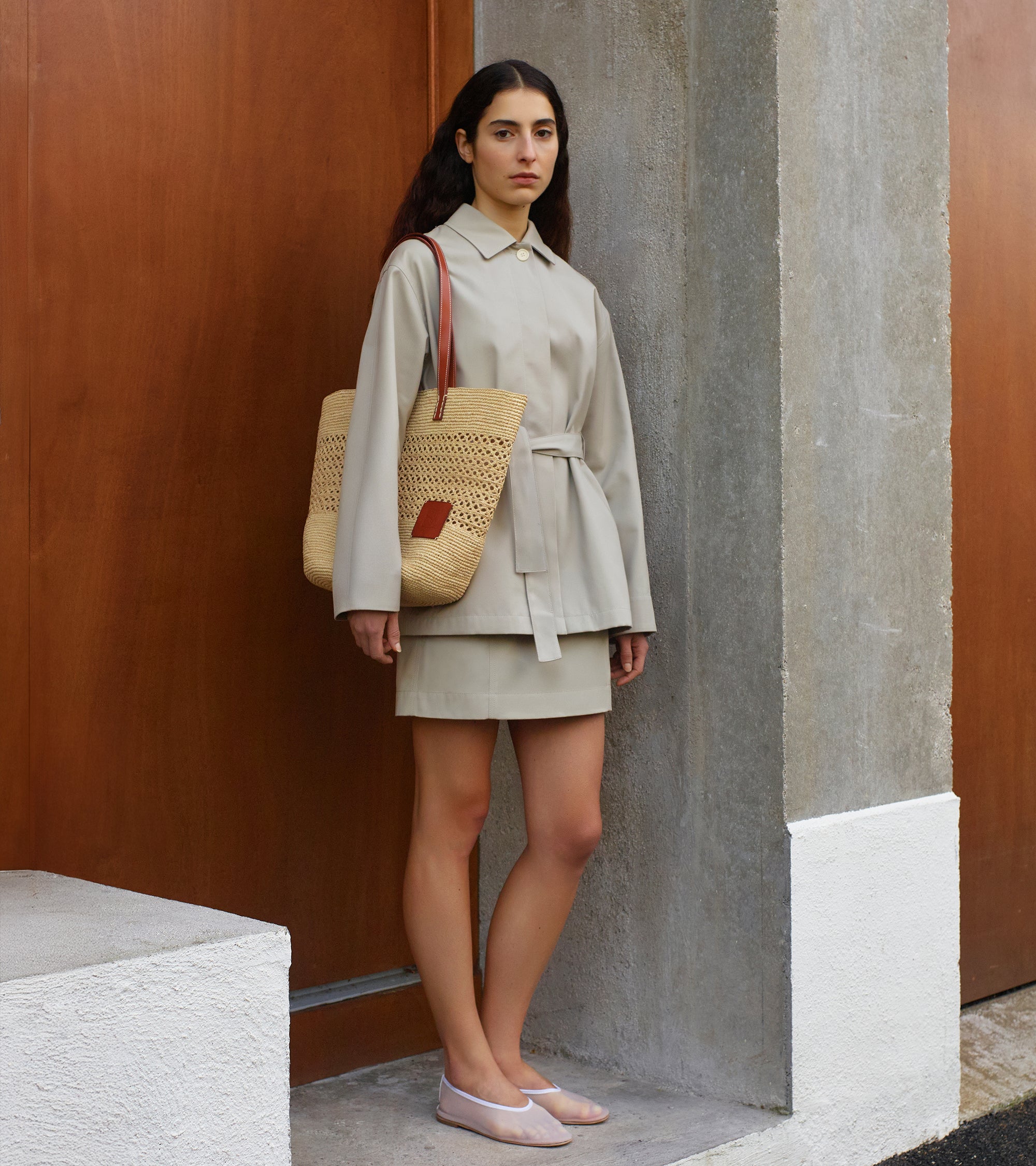 Große Tragetasche Le Nattier aus glattem pflanzlichem Leder und Raphia