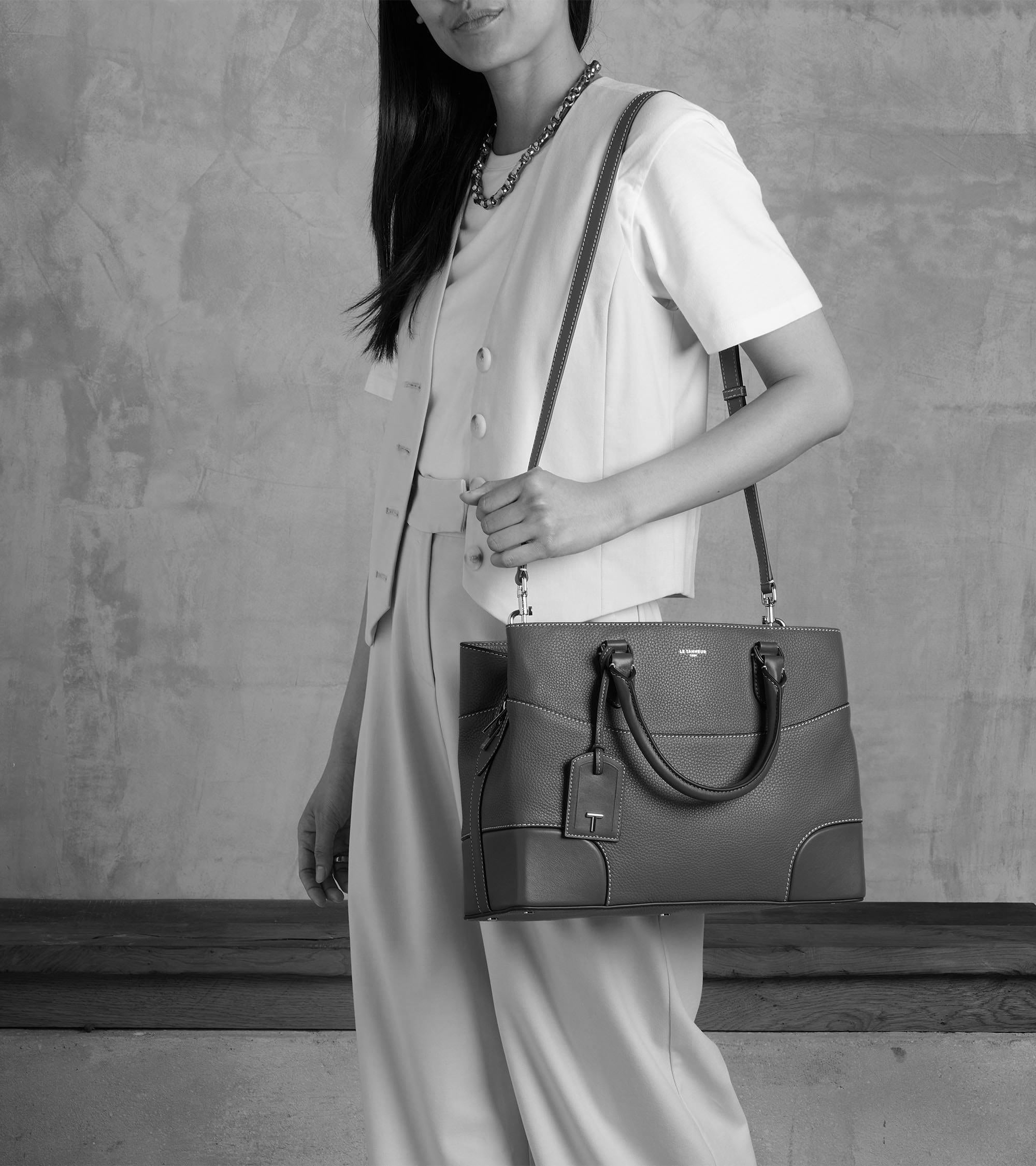 Große Handtasche Romy aus genarbtem Glattleder Schwarz