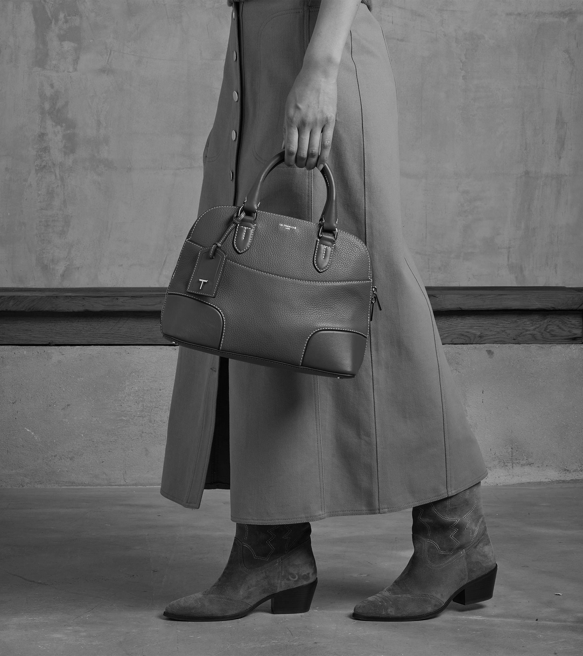 Mittelgroße Handtasche Romy aus genarbtem Kreuz- und Glattleder