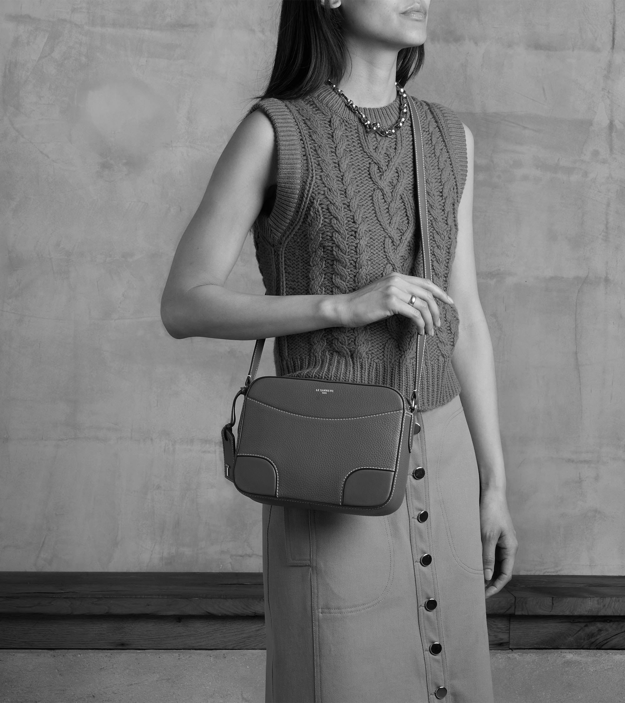 Mittelgroße Umhängetasche Romy aus genarbtem Glattleder