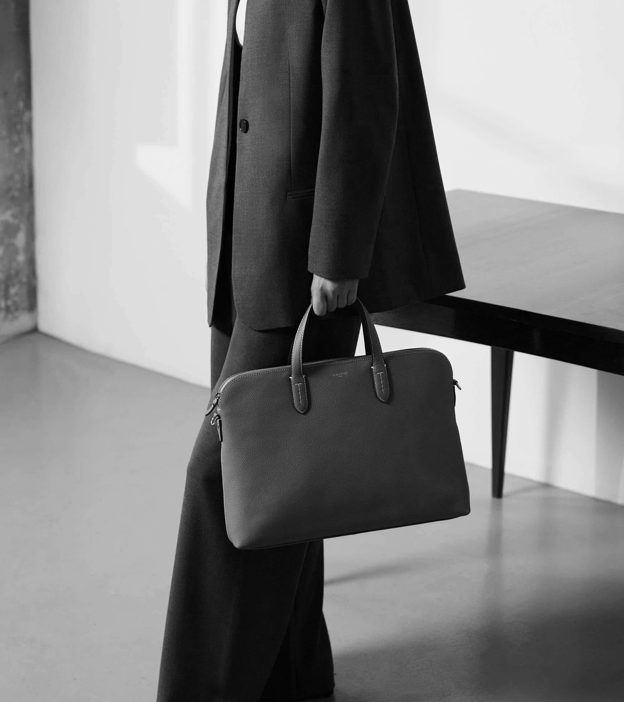 Sophie 15" briefcase with 1 expanding compartment in grained leather