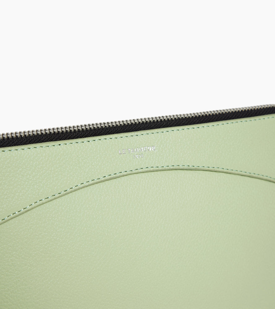 Kleine Tasche aus genarbtem Leder mit Reißverschluss