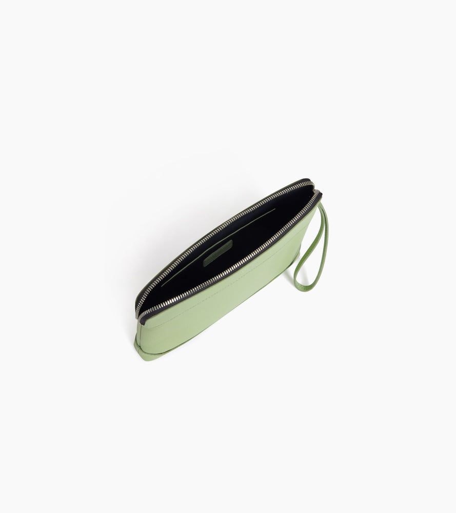 Kleine Tasche aus genarbtem Leder mit Reißverschluss