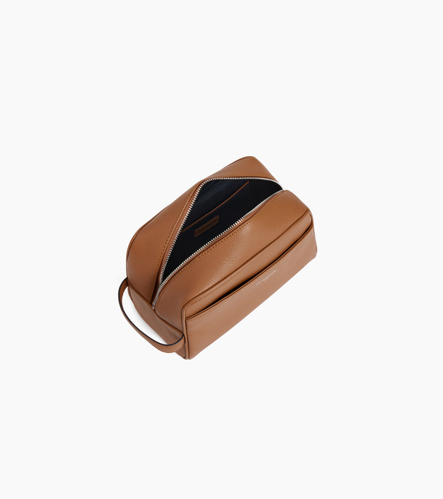 Toiletry bag in grained leather