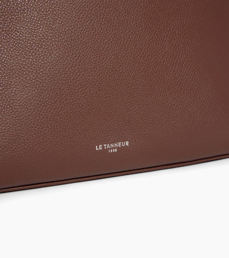 Halbmondförmiger Kulturbeutel aus genarbtem Leder