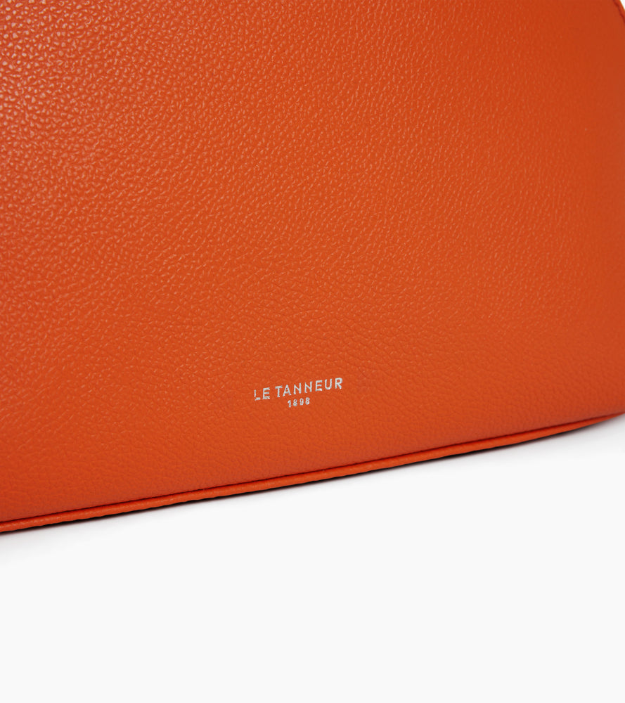 Halbmondförmiger Kulturbeutel aus genarbtem Leder