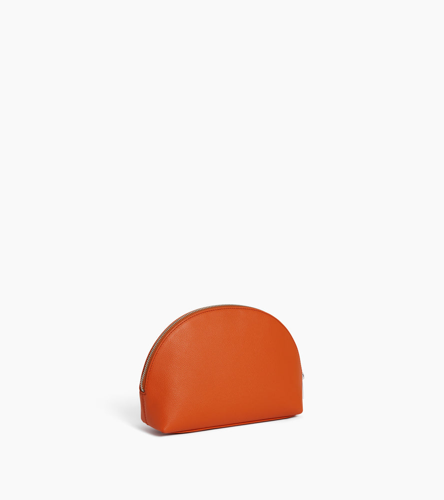 Halbmondförmiger Kulturbeutel aus genarbtem Leder