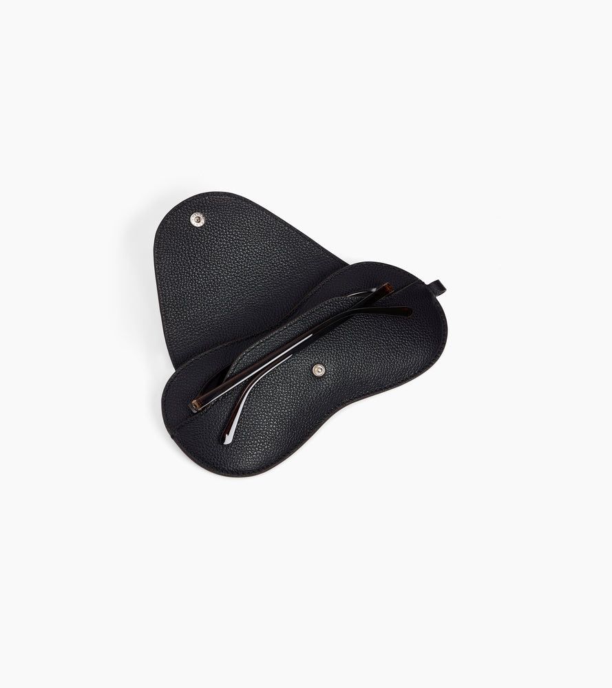 Brillenetui aus genarbtem Leder mit Charm