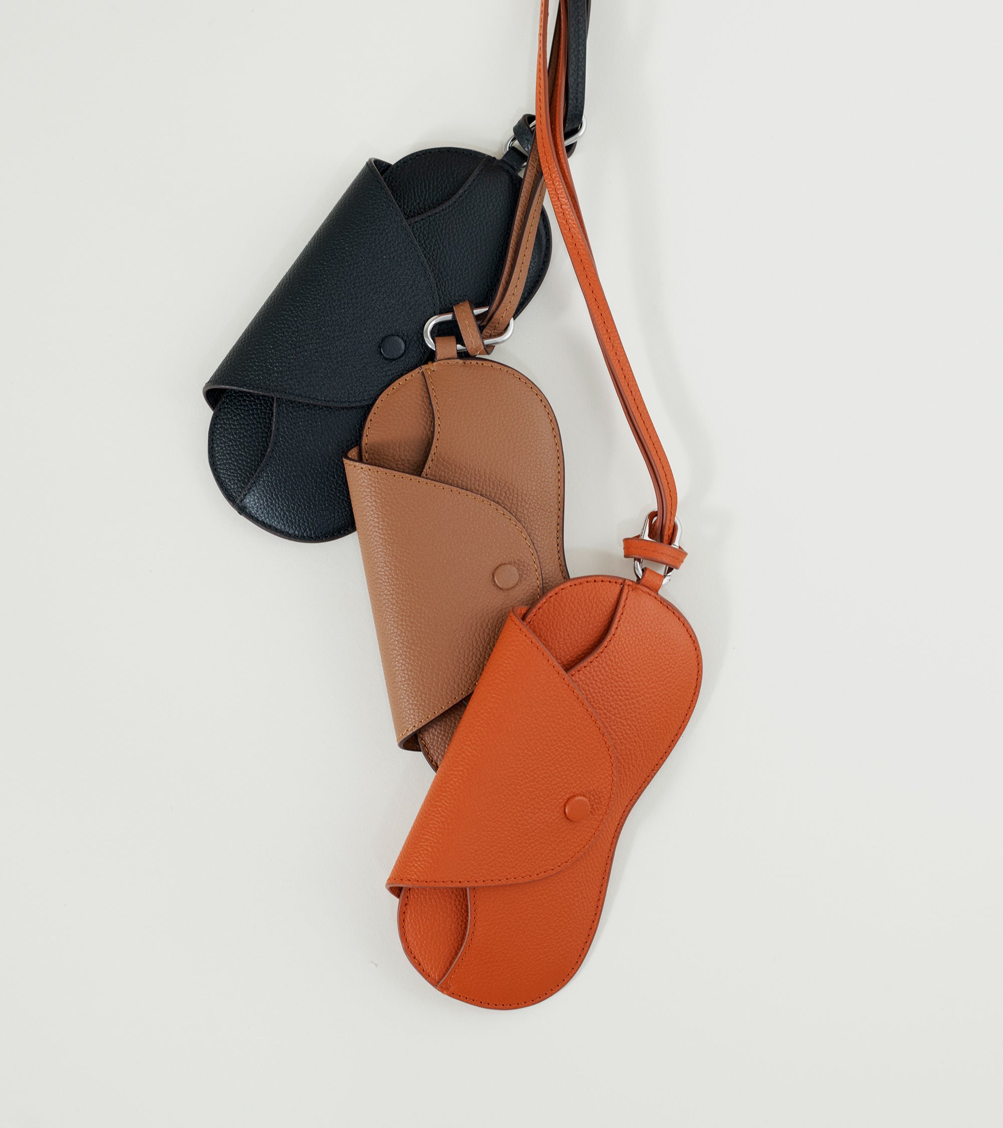 Brillenetui aus genarbtem Leder mit Charm