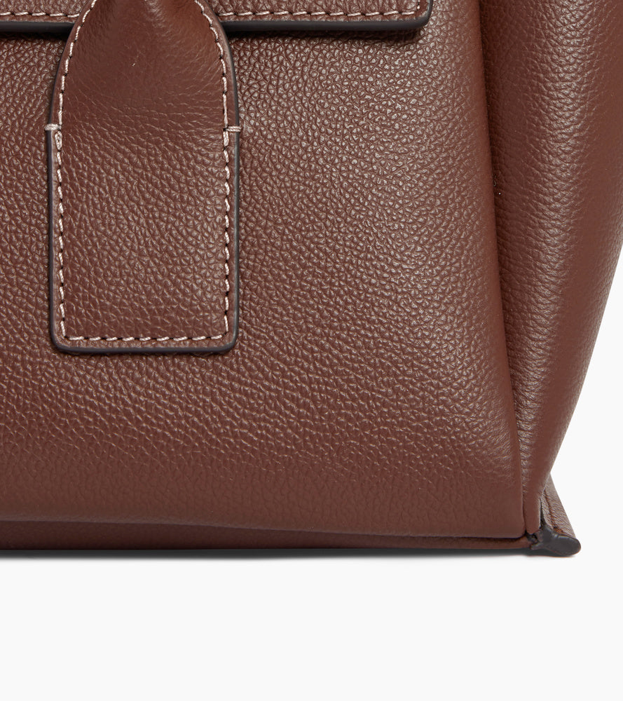Mittelgroße Tragetasche Elena mit Umschlag, aus genarbtem Leder