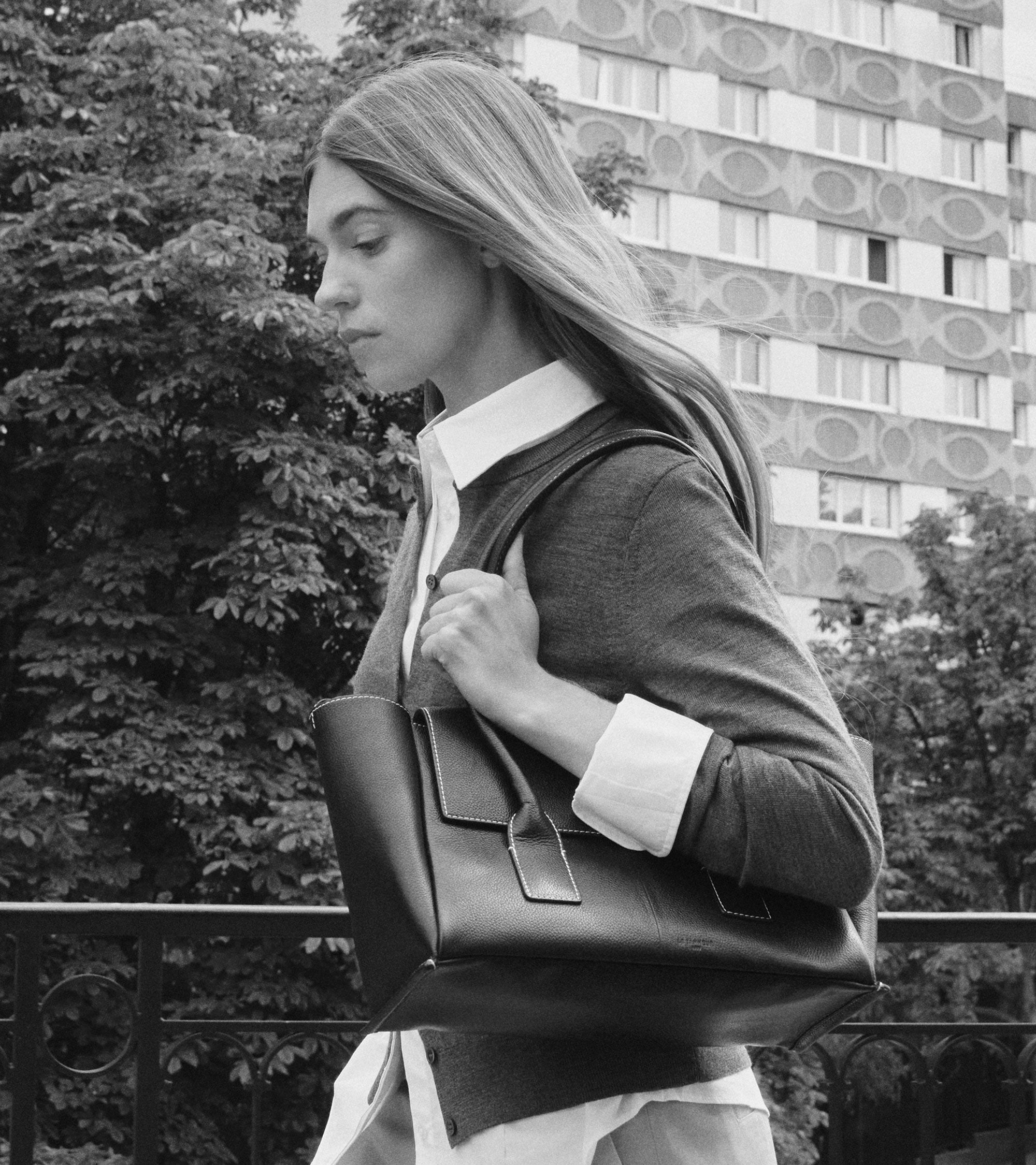 Mittelgroße Tragetasche Elena mit Umschlag, aus genarbtem Leder