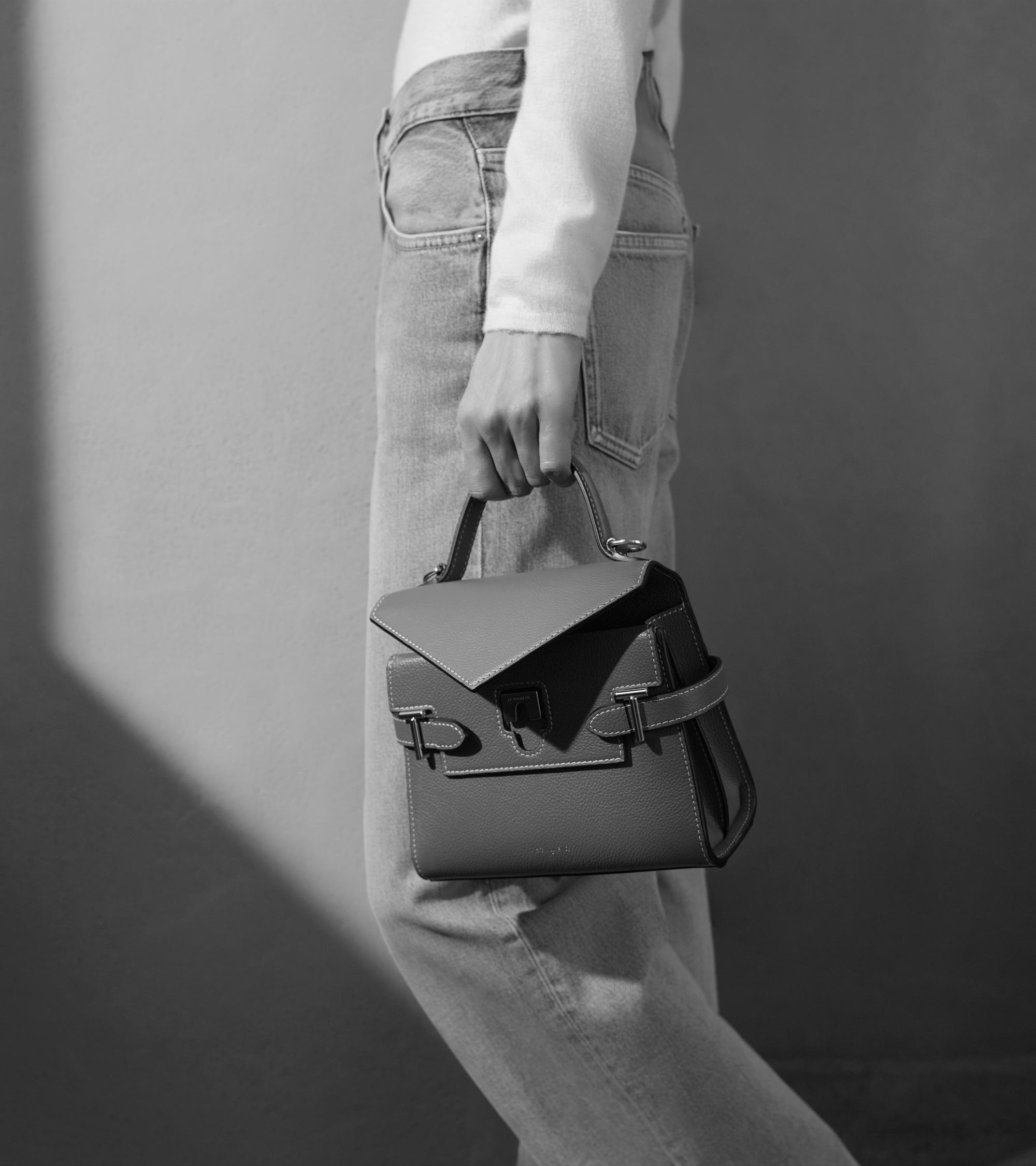 Kleine Handtasche Emilie aus genarbtem Leder mit Doppelklappe