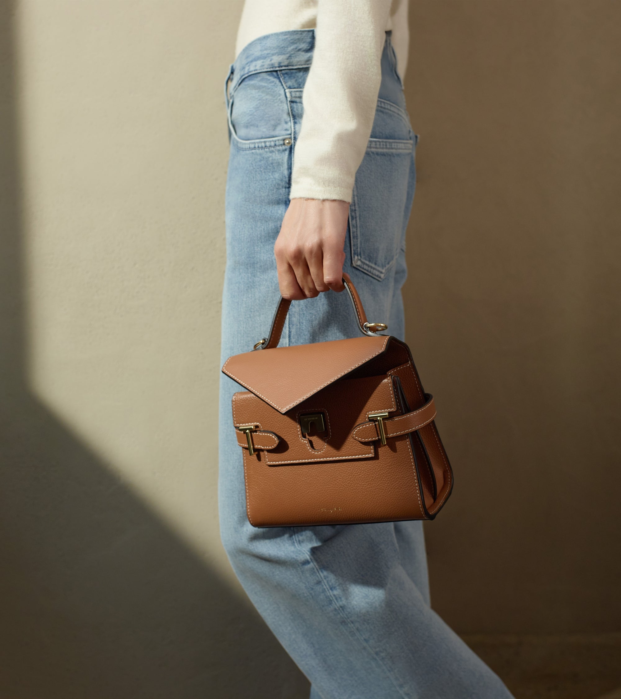 Bolso de mano pequeño Emilie de piel texturizada con doble solapa