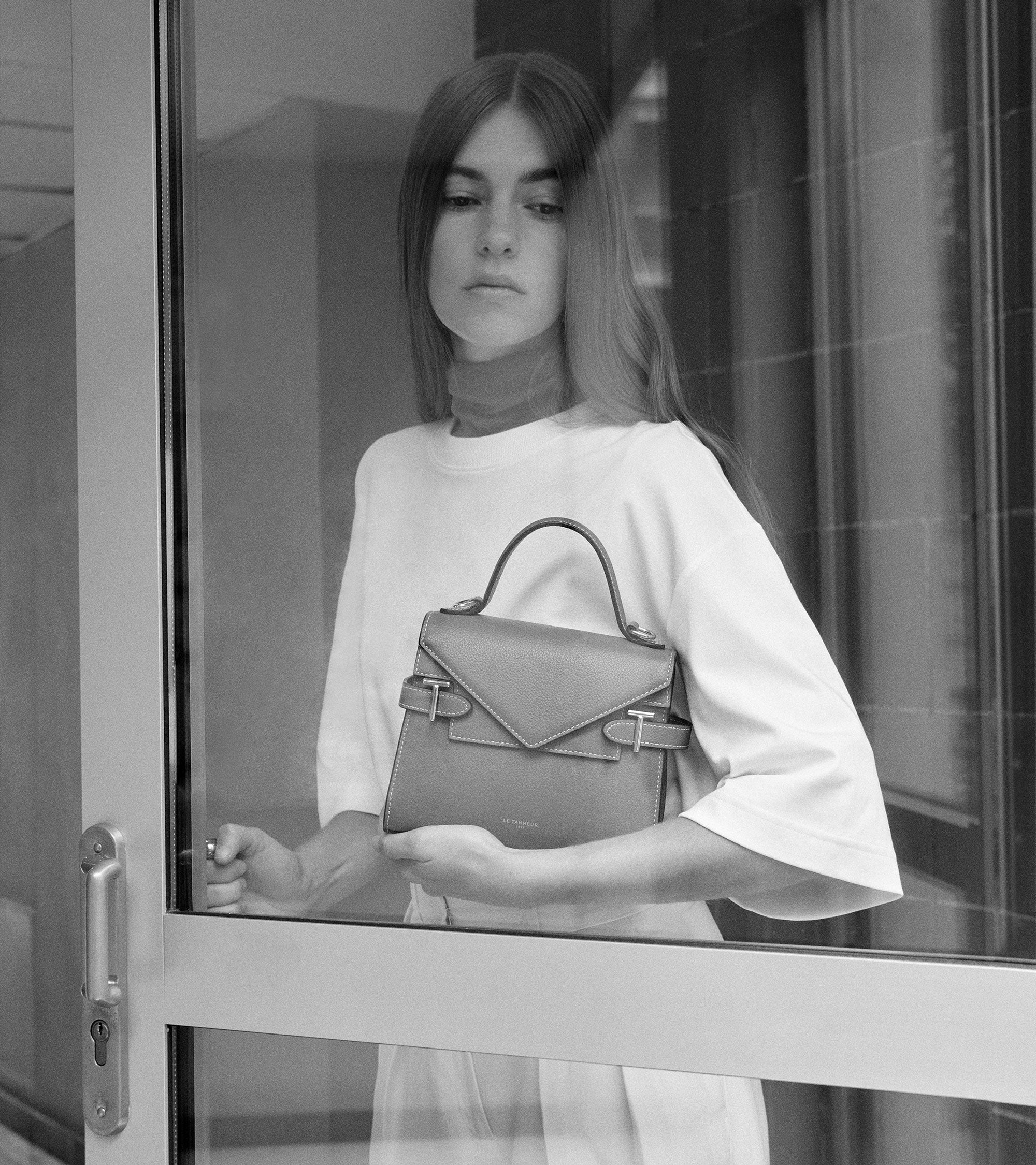 Kleine Handtasche Emilie aus genarbtem Leder mit Doppelklappe