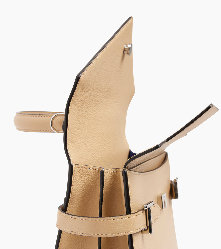 Mittelgroße Handtasche Emilie aus genarbtem Leder mit Doppelklappe