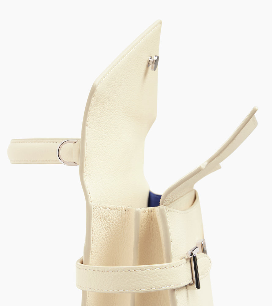 Mittelgroße Handtasche Emilie aus genarbtem Leder mit Doppelklappe