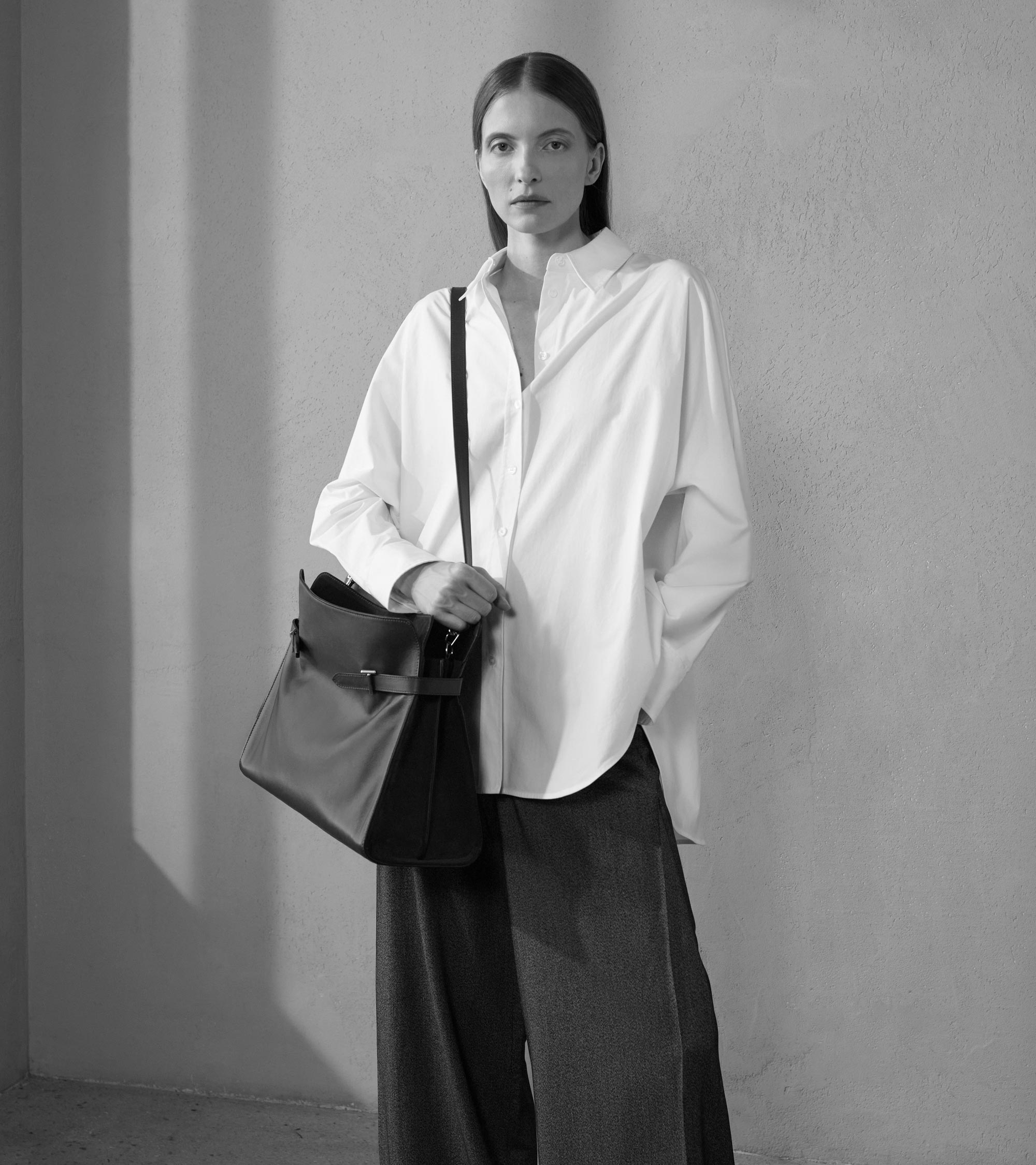 Schultertasche Maxi-Modell Emie aus glattem Leder und Nubukleder