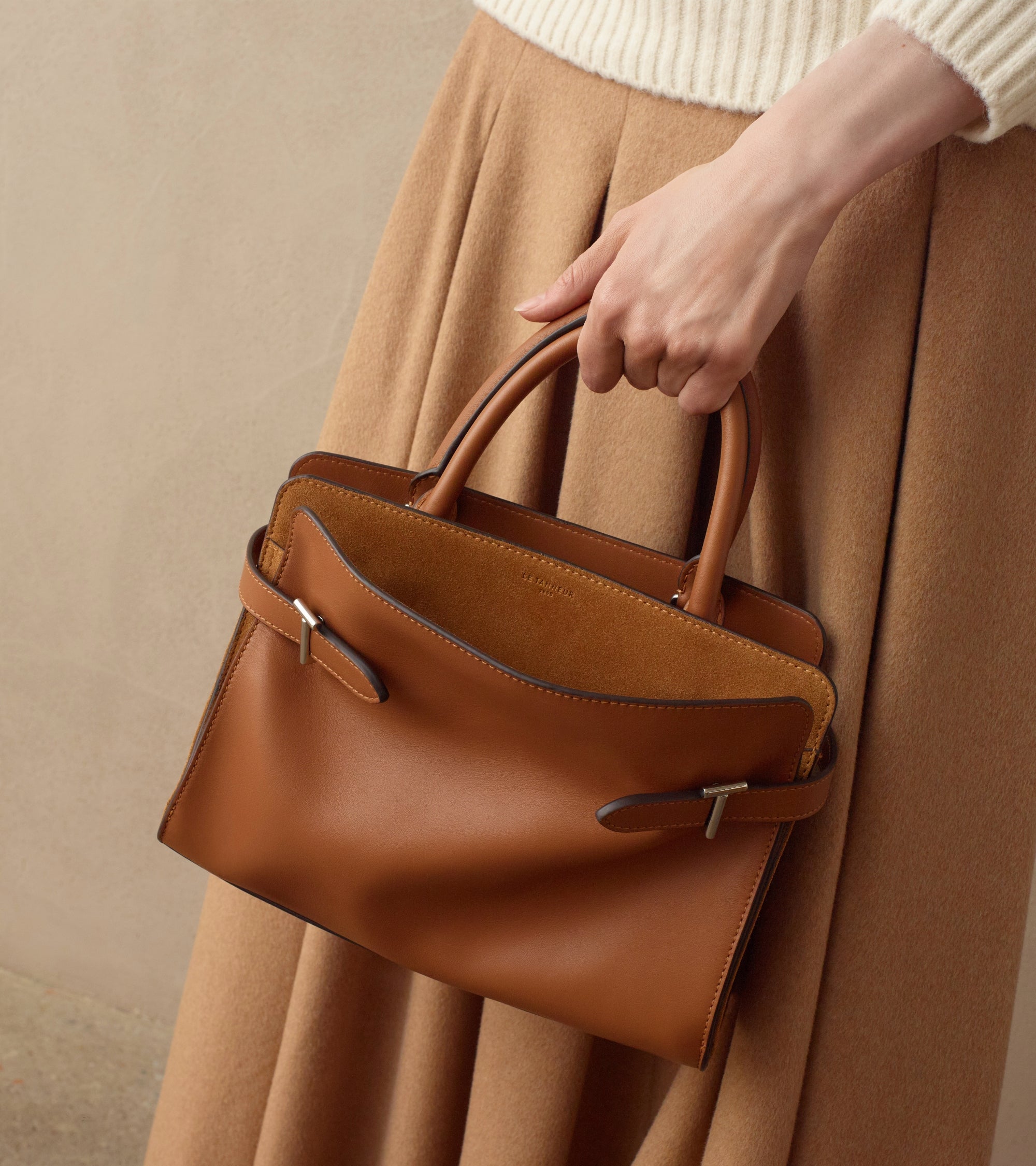 Bolso mediano modelo Emie de cuero flexible