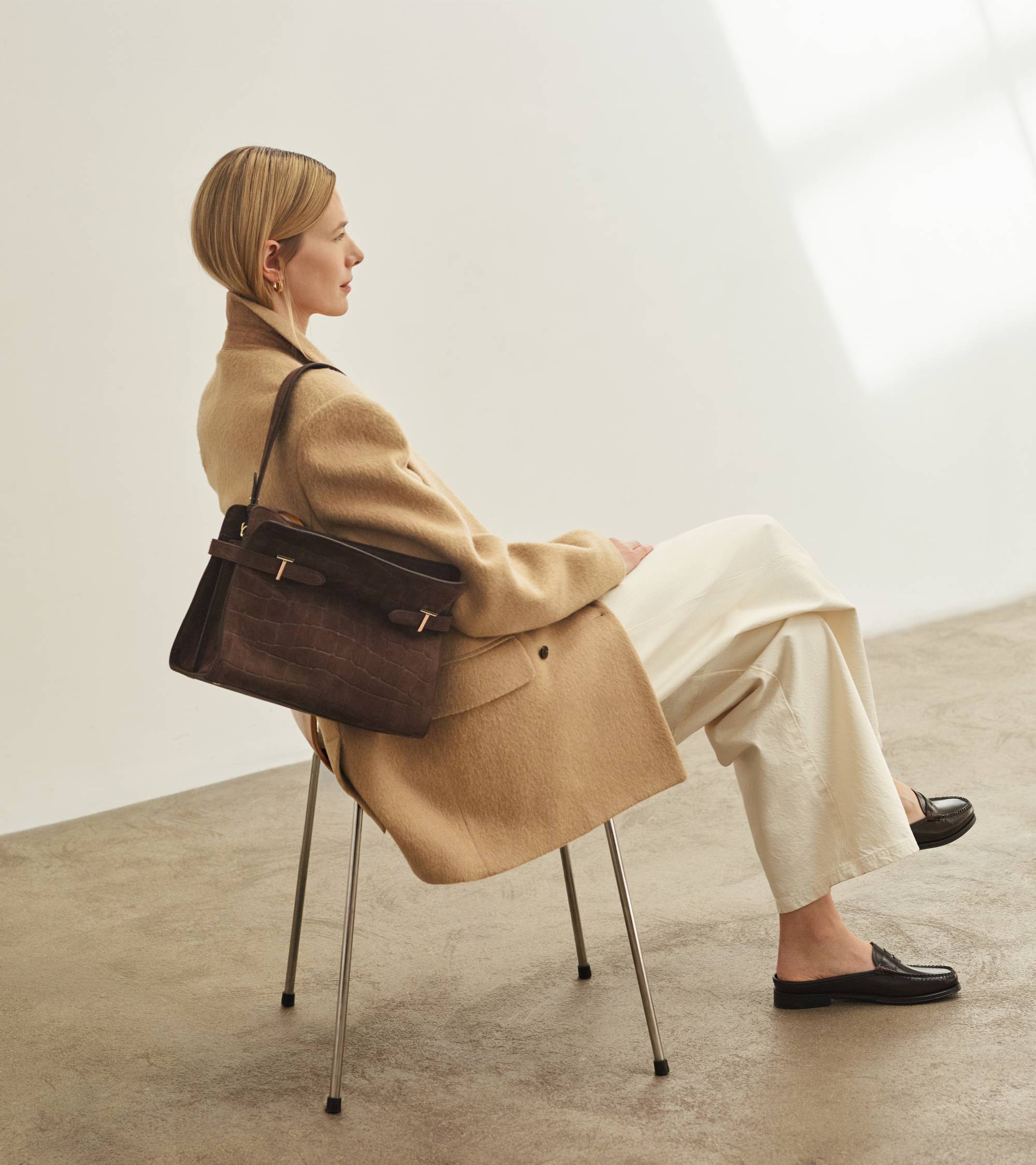 Bolso bandolera grande Emie de piel serraje con acabado de terciopelo efecto cocodrilo