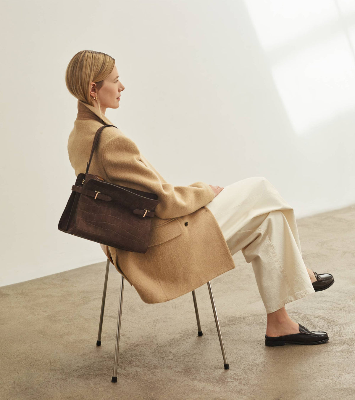 Bolso bandolera grande Emie de piel serraje con acabado de terciopelo efecto cocodrilo